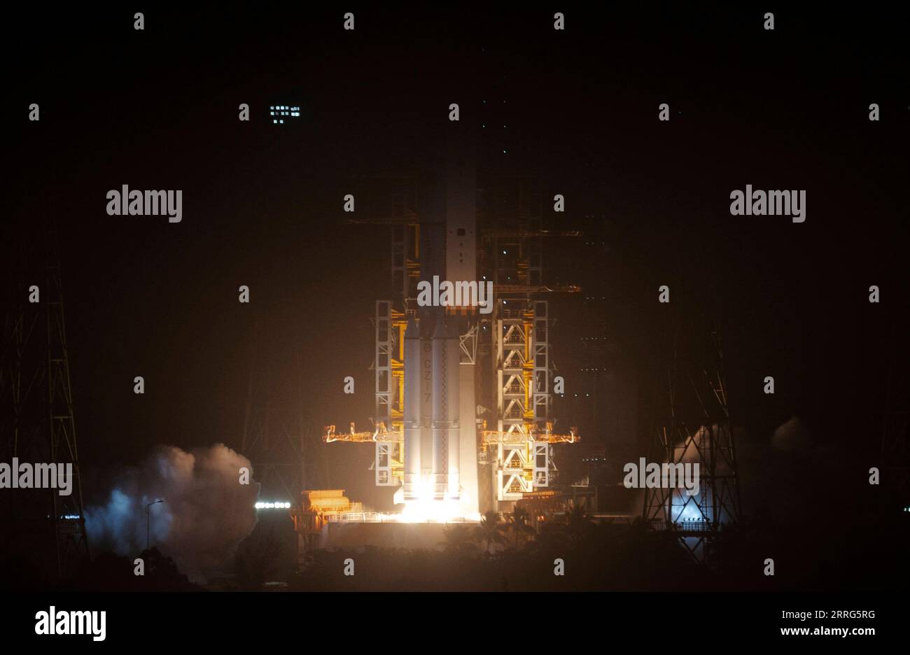 220510 -- WENCHANG, May 10, 2022 -- The Long March-7 Y5 rocket, carrying Tianzhou-4, blasts off from the Wenchang Spacecraft Launch Site in south China s Hainan Province, May 10, 2022. China launched cargo spacecraft Tianzhou-4 on Tuesday to deliver supplies for its space station which is scheduled to wrap up construction this year.  EyesonSciCHINA-HAINAN-TIANZHOU-4-CARGO SPACECRAFT-LAUNCH CN TianxDingyu PUBLICATIONxNOTxINxCHN Stock Photo