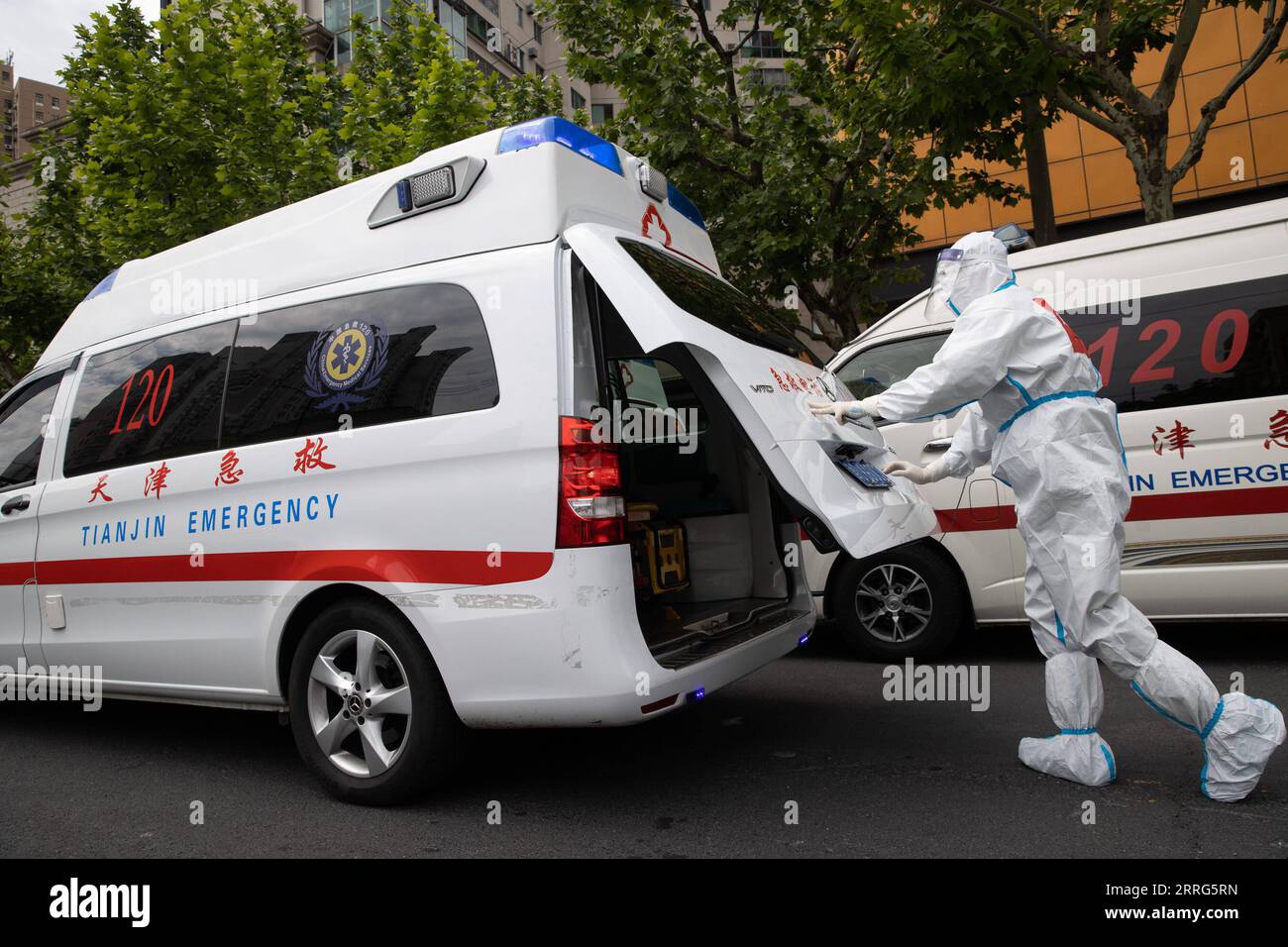 220510 -- SHANGHAI, May 10, 2022 -- Meng Xiangjun checks equipment of an ambulance at the headquarters of a medical emergency team on Caoyang Road in east China s Shanghai, May 9, 2022. A medical emergency team consisting of 108 members with 50 ambulances from north China s Tianjin has arrived at Shanghai to assist in the city s public medical emergency service amid the COVID-19 resurgence.  CHINA-SHANGHAI-MEDICAL TEAM-COVID-19-AID CN JinxLiwang PUBLICATIONxNOTxINxCHN Stock Photo