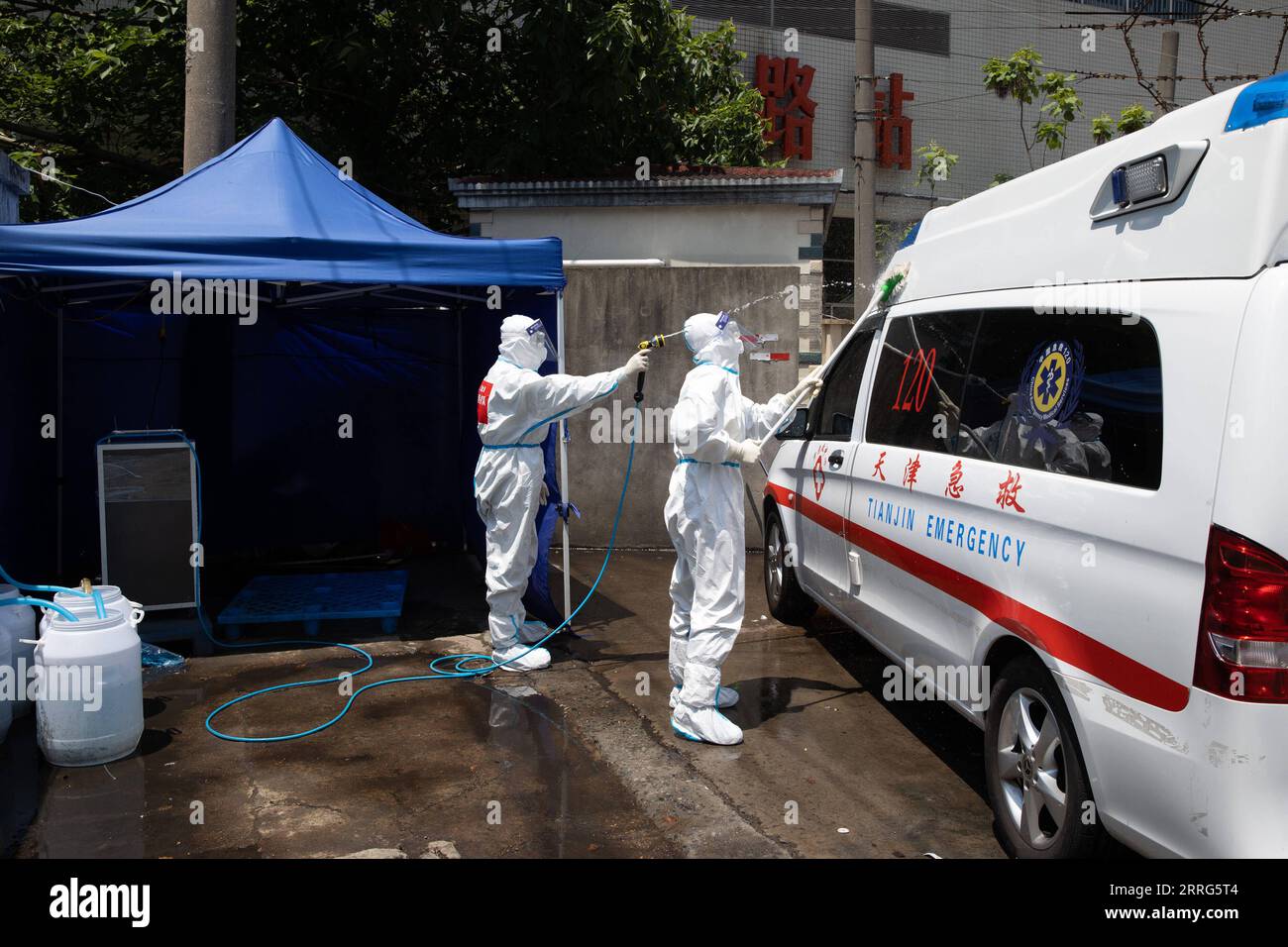 220510 -- SHANGHAI, May 10, 2022 -- Meng Xiangjun L and Zhang Zhimin disinfect an ambulance near the headquarters of a medical emergency team in east China s Shanghai, May 9, 2022. A medical emergency team consisting of 108 members with 50 ambulances from north China s Tianjin has arrived at Shanghai to assist in the city s public medical emergency service amid the COVID-19 resurgence.  CHINA-SHANGHAI-MEDICAL TEAM-COVID-19-AID CN JinxLiwang PUBLICATIONxNOTxINxCHN Stock Photo
