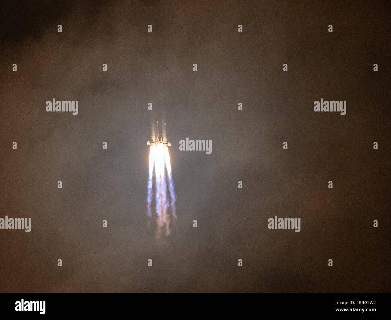 220510 -- WENCHANG, May 10, 2022 -- The Long March-7 Y5 rocket, carrying Tianzhou-4, blasts off from the Wenchang Spacecraft Launch Site in south China s Hainan Province, May 10, 2022. China launched cargo spacecraft Tianzhou-4 on Tuesday to deliver supplies for its space station which is scheduled to wrap up construction this year.  EyesonSciCHINA-HAINAN-TIANZHOU-4-CARGO SPACECRAFT-LAUNCH CN HuxZhixuan PUBLICATIONxNOTxINxCHN Stock Photo