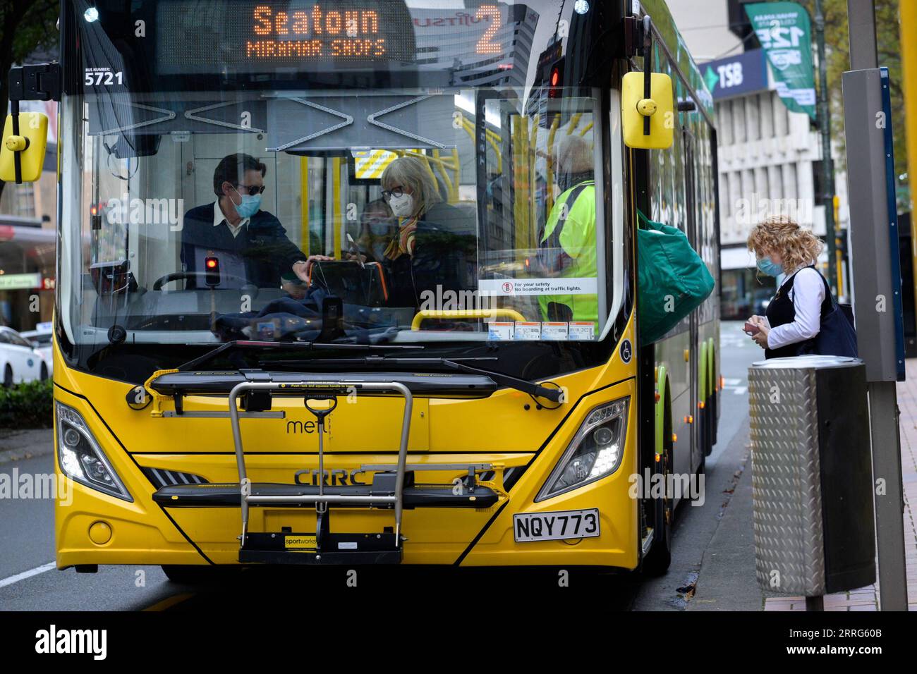 220510 -- WELLINGTON, May 10, 2022 -- People wearing masks get on a bus in Wellington, capital of New Zealand, May 10, 2022. New Zealand has reported 1,001,898 confirmed cases of COVID-19 since the beginning of the pandemic in early 2020, surpassing the one-million mark, the Ministry of Health said on Tuesday.  NEW ZEALAND-COVID-19-ACCUMULATED CASES GuoxLei PUBLICATIONxNOTxINxCHN Stock Photo