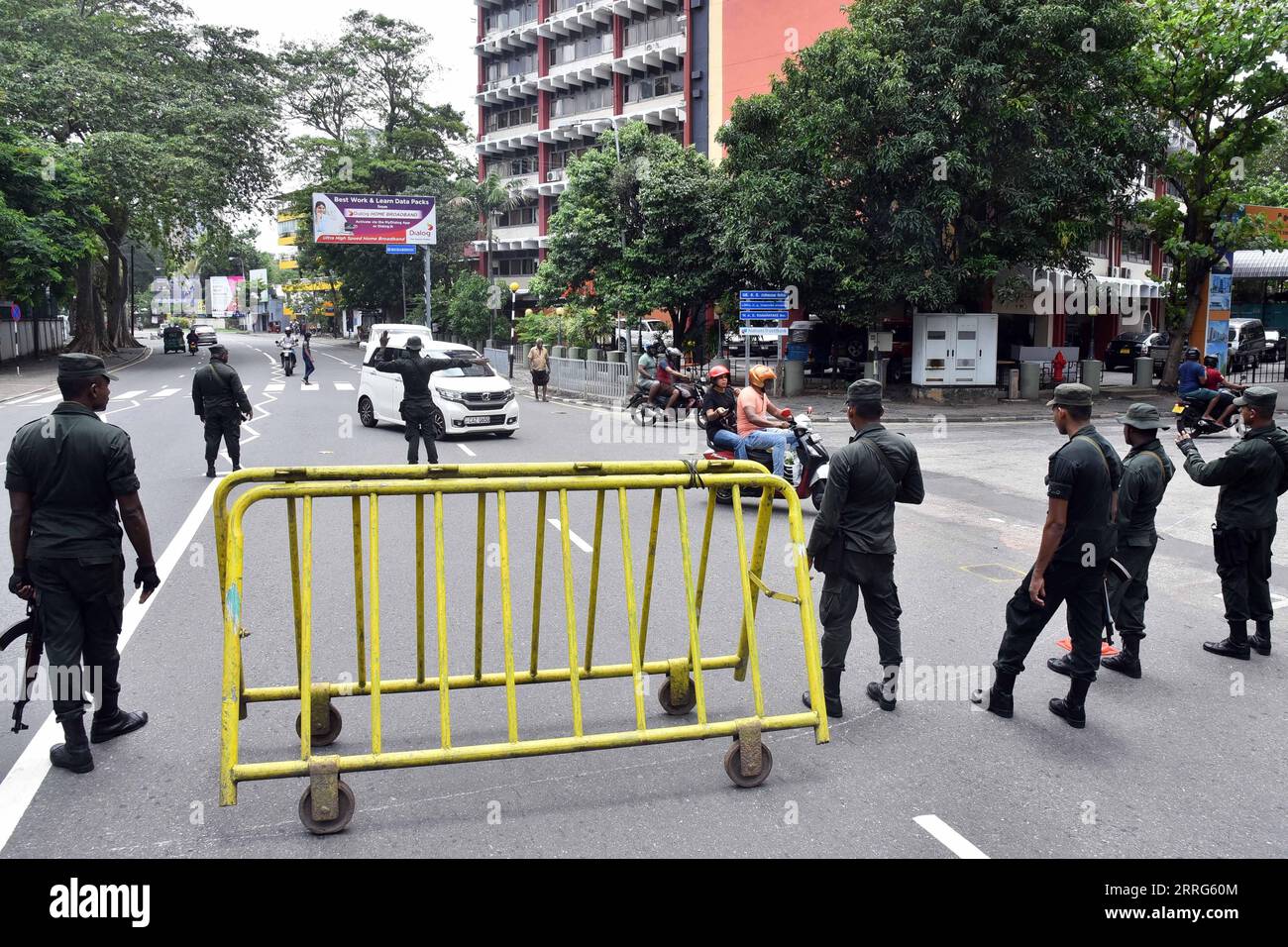 220510 -- COLOMBO, May 10, 2022 -- Servicemen stand guard on a street in Colombo, Sri Lanka, May 10, 2022. Mahinda Rajapaksa resigned as Sri Lanka s prime minister on Monday as violent protests broke out, and a nationwide curfew was imposed until Wednesday. Photo by /Xinhua SRI LANKA-COLOMBO-CLASHES-CURFEW GayanxSameera PUBLICATIONxNOTxINxCHN Stock Photo