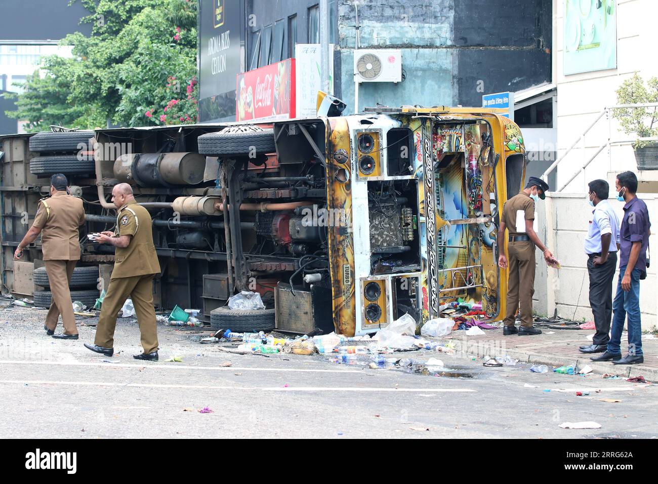 220510 -- COLOMBO, May 10, 2022 -- Police inspect the scene of a vehicle destroyed during clashes in Colombo, Sri Lanka, on May 10, 2022. Mahinda Rajapaksa resigned as Sri Lanka s prime minister on Monday as violent protests broke out, and a nationwide curfew imposed until Wednesday. Photo by /Xinhua SRI LANKA-COLOMBO-CLASHES-CURFEW AjithxPerera PUBLICATIONxNOTxINxCHN Stock Photo