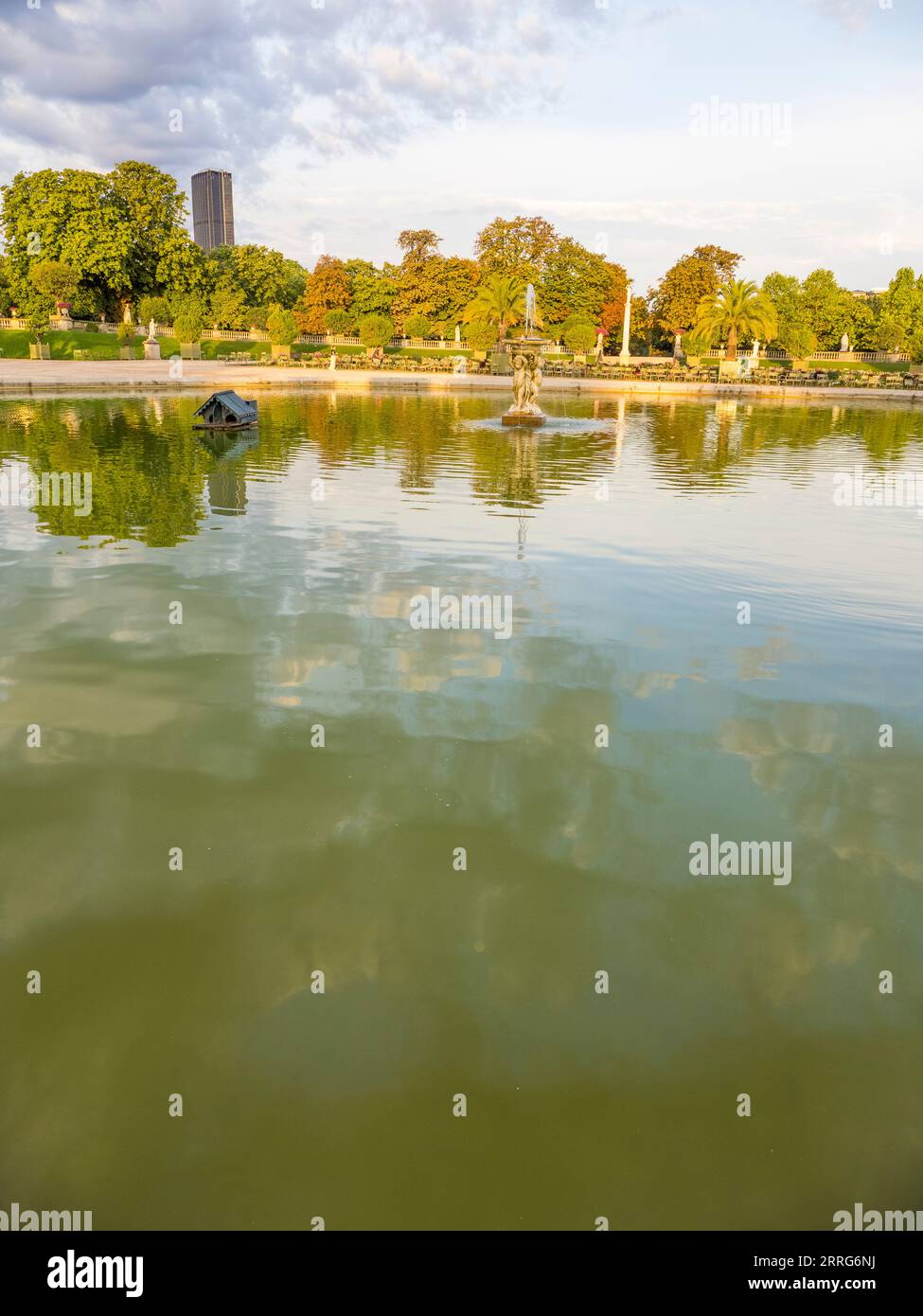 Lake and Statues, Luxembourg Gardens, Le Jardin du Luxembourg, Paris