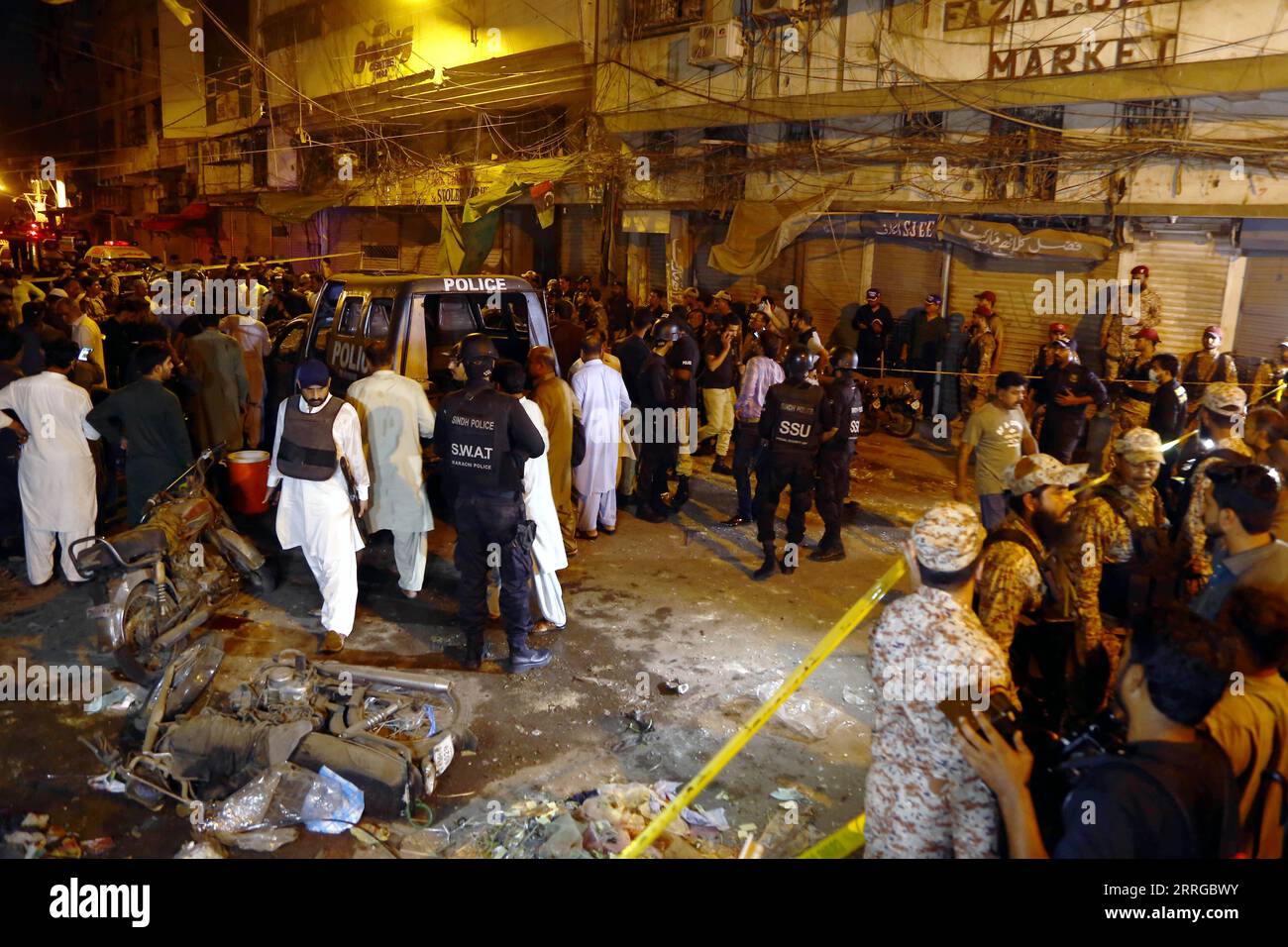220516 -- KARACHI, May 16, 2022 -- Security personnel work at the blast site in Karachi, Pakistan, on May 16, 2022. A bomb went off in Pakistan s southern port city of Karachi on Monday, leaving at least 13 people injured including policemen, police officials said. Str/Xinhua PAKISTAN-KARACHI-BLAST Stringer PUBLICATIONxNOTxINxCHN Stock Photo