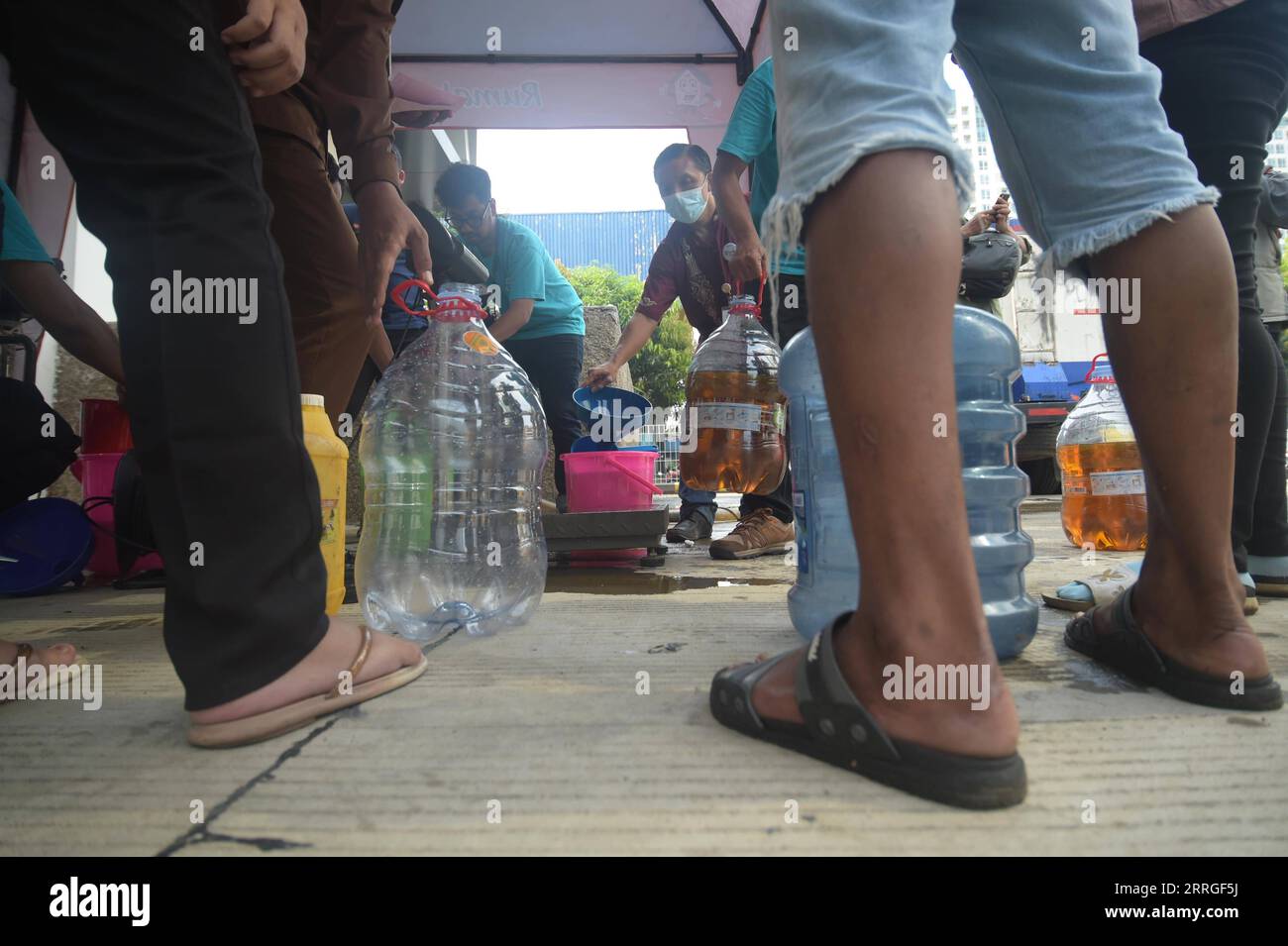 220520 JAKARTA, May 20, 2022 Perople wait to fill cooking oil at