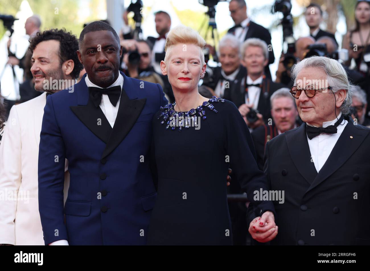 220521 CANNES, May 21, 2022 Actor Idris Elba 2nd L, actress Tilda(01)
