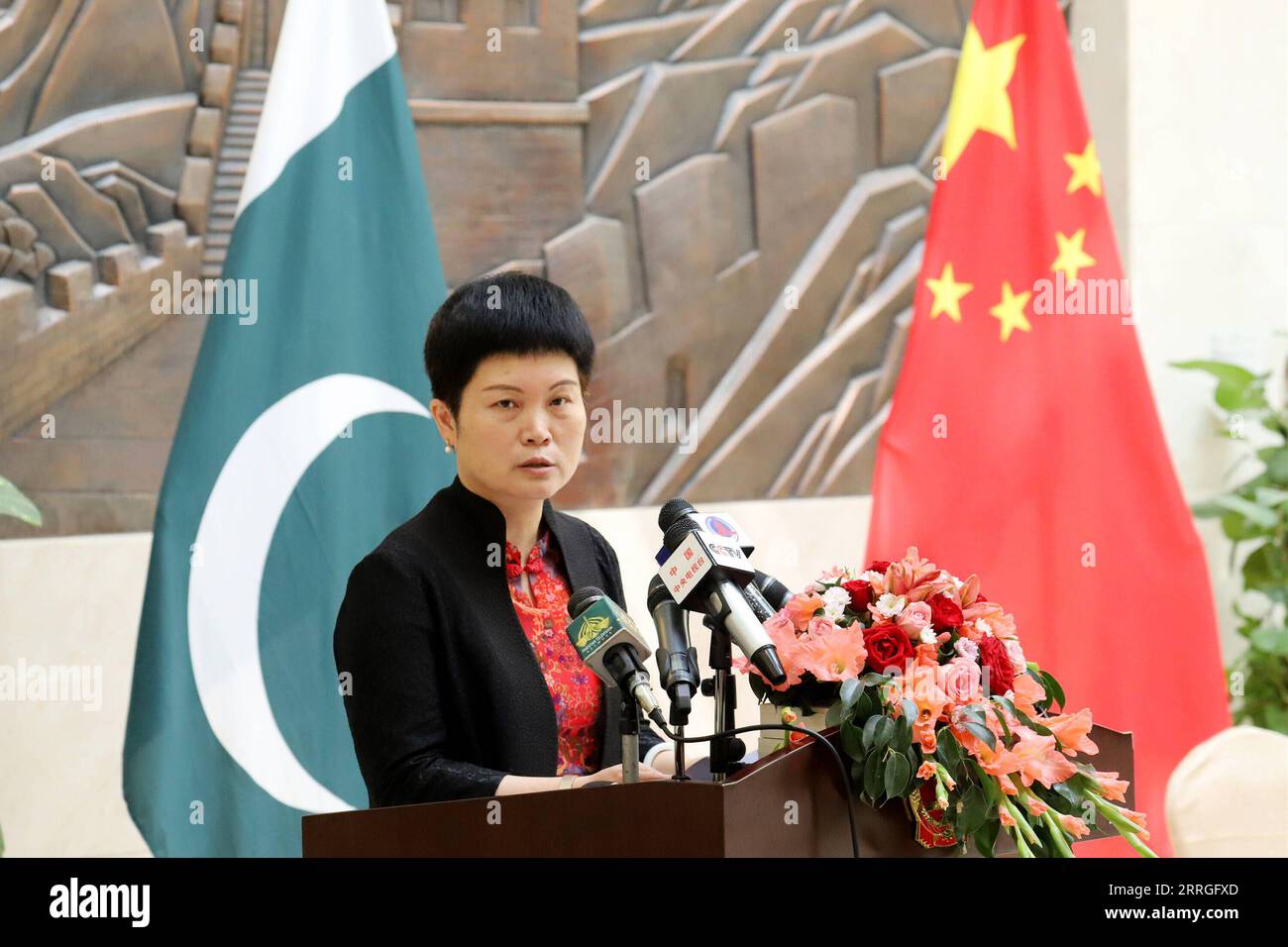 220521 -- ISLAMABAD, May 21, 2022 -- Pang Chunxue, charge d affaires of the Chinese Embassy to Pakistan, speaks on the occasion to mark the 71st anniversary of the establishment of the diplomatic relationships between China and Pakistan in Islamabad, capital of Pakistan, May 21, 2022.  PAKISTAN-ISLAMABAD-CHINA-ANNIVERSARY-DIPLOMATIC TIES JiangxChao PUBLICATIONxNOTxINxCHN Stock Photo