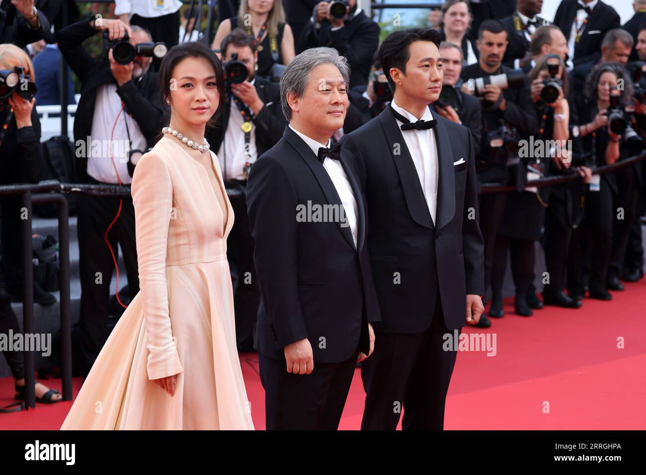220524 -- CANNES, May 24, 2022  -- Actress Tang Wei front L, director, producer and screenwriter Park Chan-Wook front C and actor Park Hae-Il arrive at the screening of the film Decision to Leave Heojil Kyolshim during the 75th edition of the Cannes Film Festival in Cannes, southern France, on May 23, 2022.  FRANCE-CANNES-FILM FESTIVAL-DECISION TO LEAVE-SCREENING Xinhua PUBLICATIONxNOTxINxCHN Stock Photo