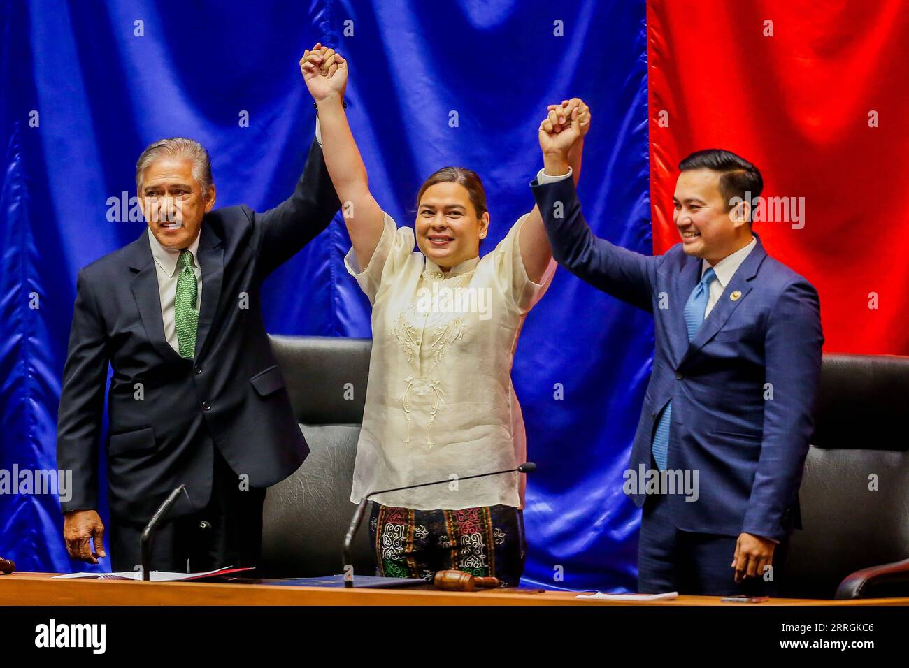 Philippinen, Proklamation des neuen Präsidenten Ferdinand Romualdez Marcos in Quezon-Stadt 220525 -- QUEZON CITY, May 25, 2022 -- Vice President-elect Sara Duterte-Carpio C raises hands with the Senate president Vicente Sotto L and the House speaker Allan Velasco during her proclamation at the Philippine House of Representatives in Quezon City, the Philippines, on May 25, 2022. The Philippine Congress on Wednesday proclaimed Ferdinand Romualdez Marcos as the winner of the presidential election, succeeding Rodrigo Duterte, who will step down in June after six years in office. The joint session Stock Photo