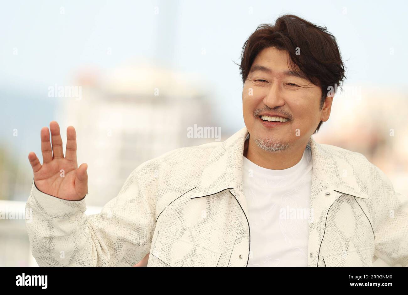 220527 -- CANNES, May 27, 2022 -- South Korean actor Song Kang-Ho poses during a photocall for the film Broker Les Bonnes Etoiles presented in the Official Competition at the 75th edition of the Cannes Film Festival in Cannes, southern France, on May 27, 2022.  FRANCE-CANNES-PHOTOCALL-BROKER GaoxJing PUBLICATIONxNOTxINxCHN Stock Photo