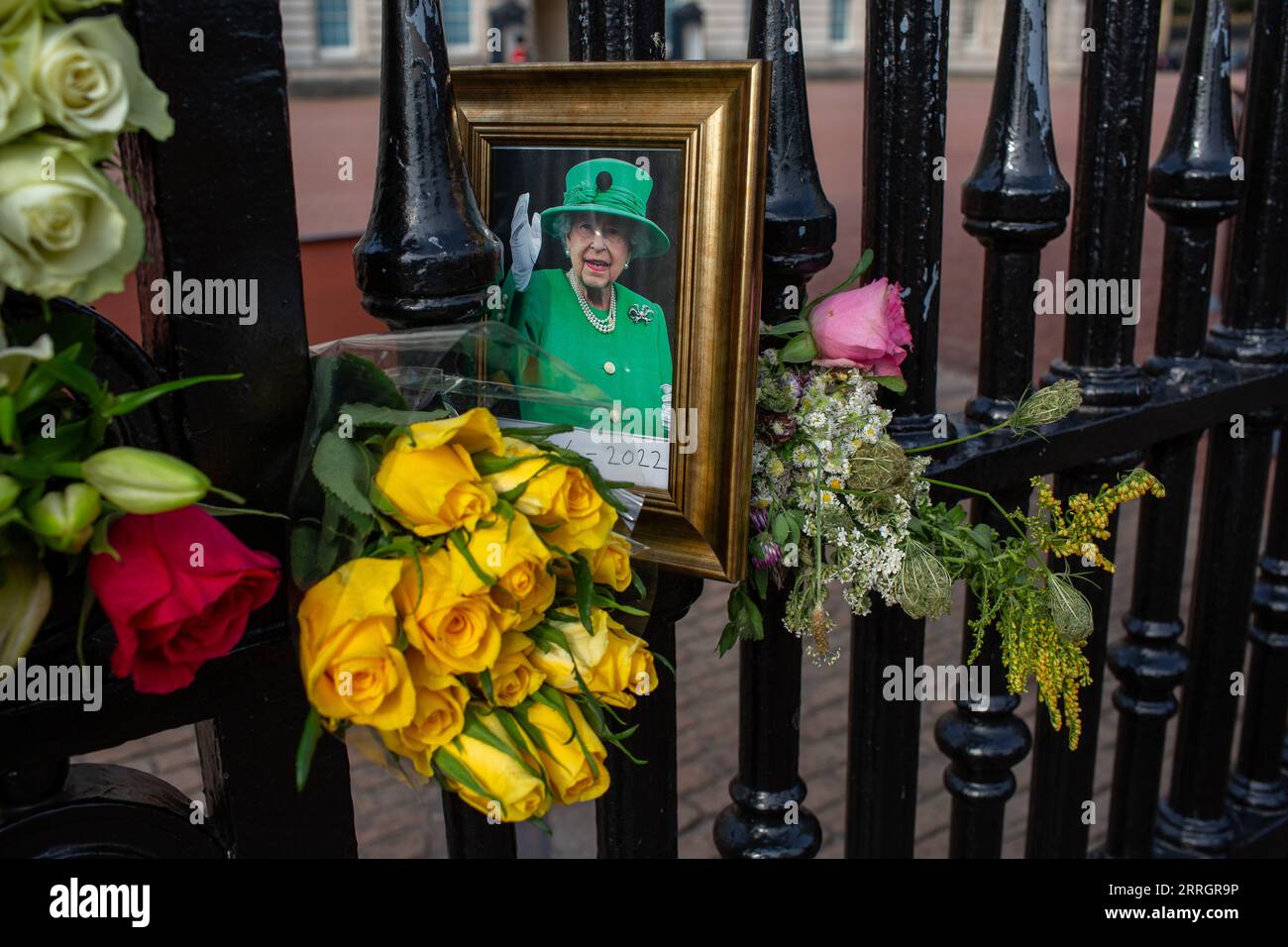 London, uk, 8th Sep 2023 Flowers and  a picture and notes left on Buckingham palace gates for the first anniversary of the late Queen Elizabeth ll death  credit Richard Lincoln/Alamy Live News Stock Photo