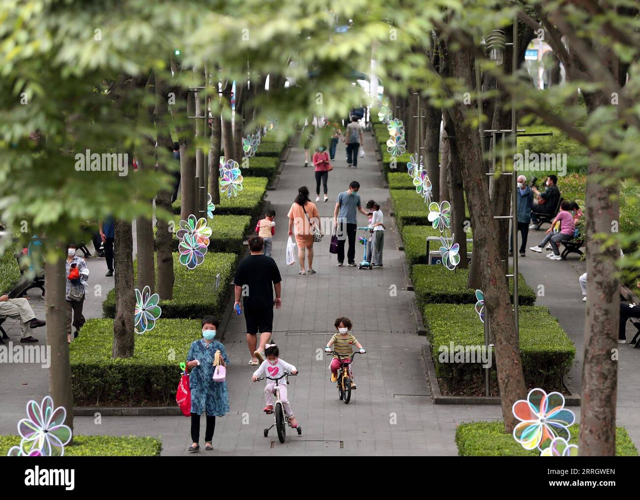 220601 -- SHANGHAI, June 1, 2022 -- People visit a park in Xujiahui area of Shanghai, east China, June 1, 2022.  CHINA-SHANGHAI-LIFE CN LiuxYing PUBLICATIONxNOTxINxCHN Stock Photo