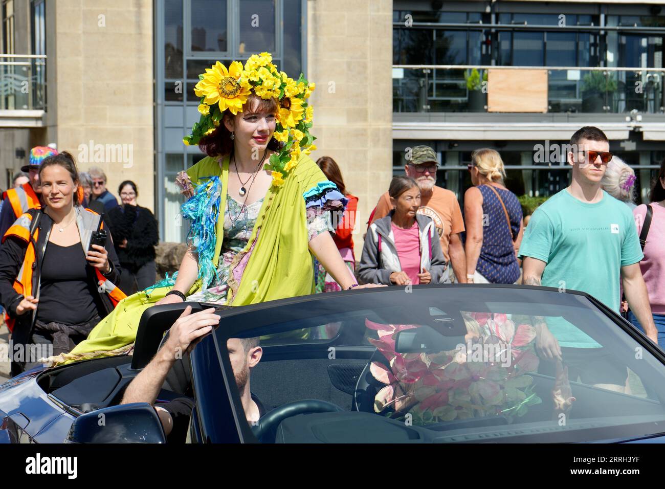 Party Remained Queen party crowd hi-res stock photography and images - Alamy