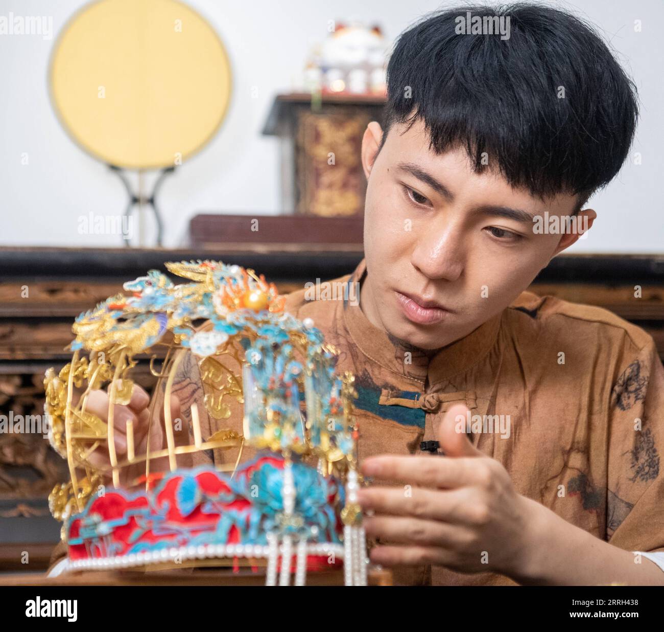 220612 -- CHONGQING, June 12, 2022 -- Gu Guoqiang makes a filigree ...