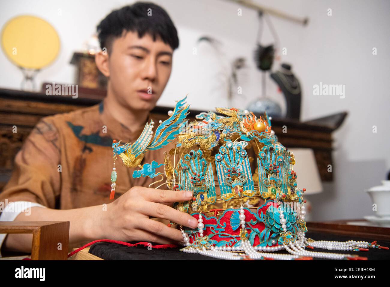220612 -- CHONGQING, June 12, 2022 -- Gu Guoqiang shows a filigree ...