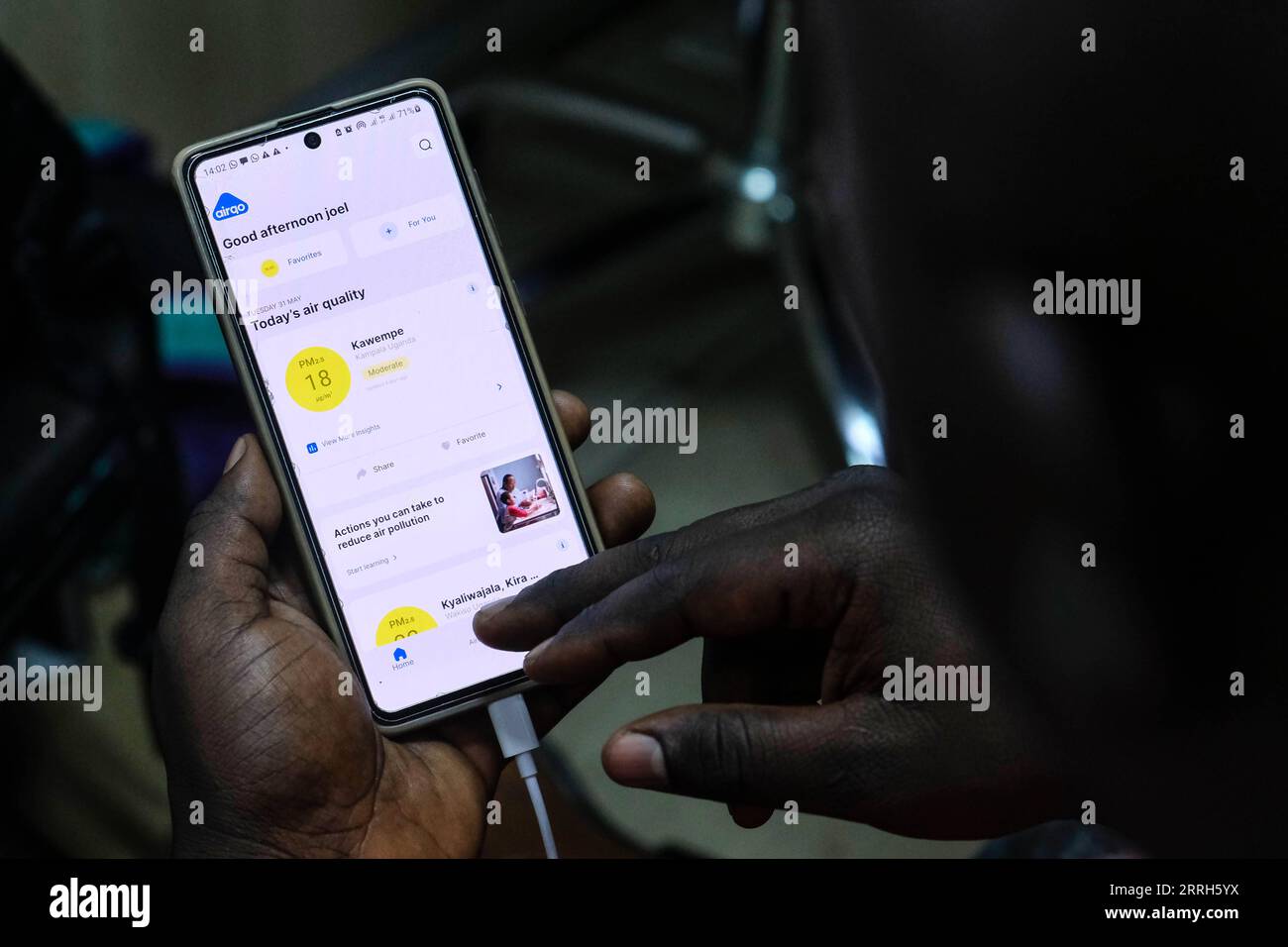 220615 -- KAMPALA, June 15, 2022 -- A hardware developer shows AirQo app on a phone inside the AirQo workshop at Makerere University in Kampala, Uganda, on May 31, 2022. TO GO WITH Ugandan scientists build low-cost air quality monitoring system Photo by Hajarah Nalwadda/Xinhua UGANDAN-KAMPALA-LOW-COST-AIR QUALITY MONITORING SYSTEM ZhangxGaiping PUBLICATIONxNOTxINxCHN Stock Photo