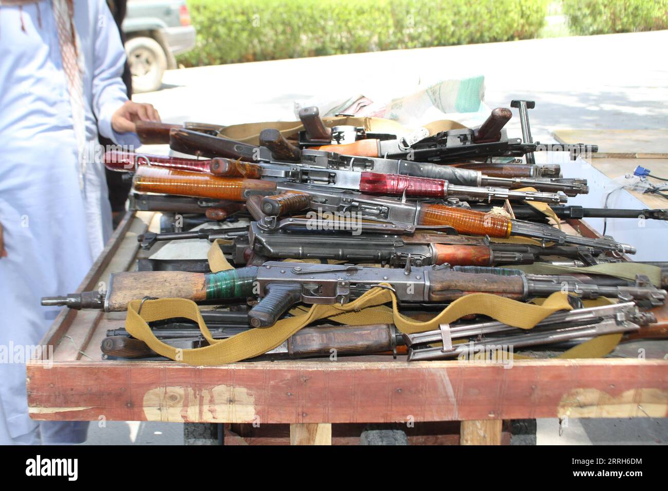 220616 -- NANGARHAR, June 16, 2022 -- Photo taken on June 14, 2022 shows assault rifles seized by Afghan security forces in Nangarhar province, Afghanistan. Afghan security forces have seized 48 assault rifles including AK-47 in the eastern Nangarhar province, the state-run Bakhtar news agency reported on Thursday. In the operation, security personnel also discovered a large quantity of other weapons and ammunition including anti-personnel and anti-tank mines, the report said. Photo by /Xinhua AFGHANISTAN-NANGARHAR-WEAPONS-SEIZURE Hamidullah PUBLICATIONxNOTxINxCHN 220616 -- NANGARHAR, June 16, Stock Photo