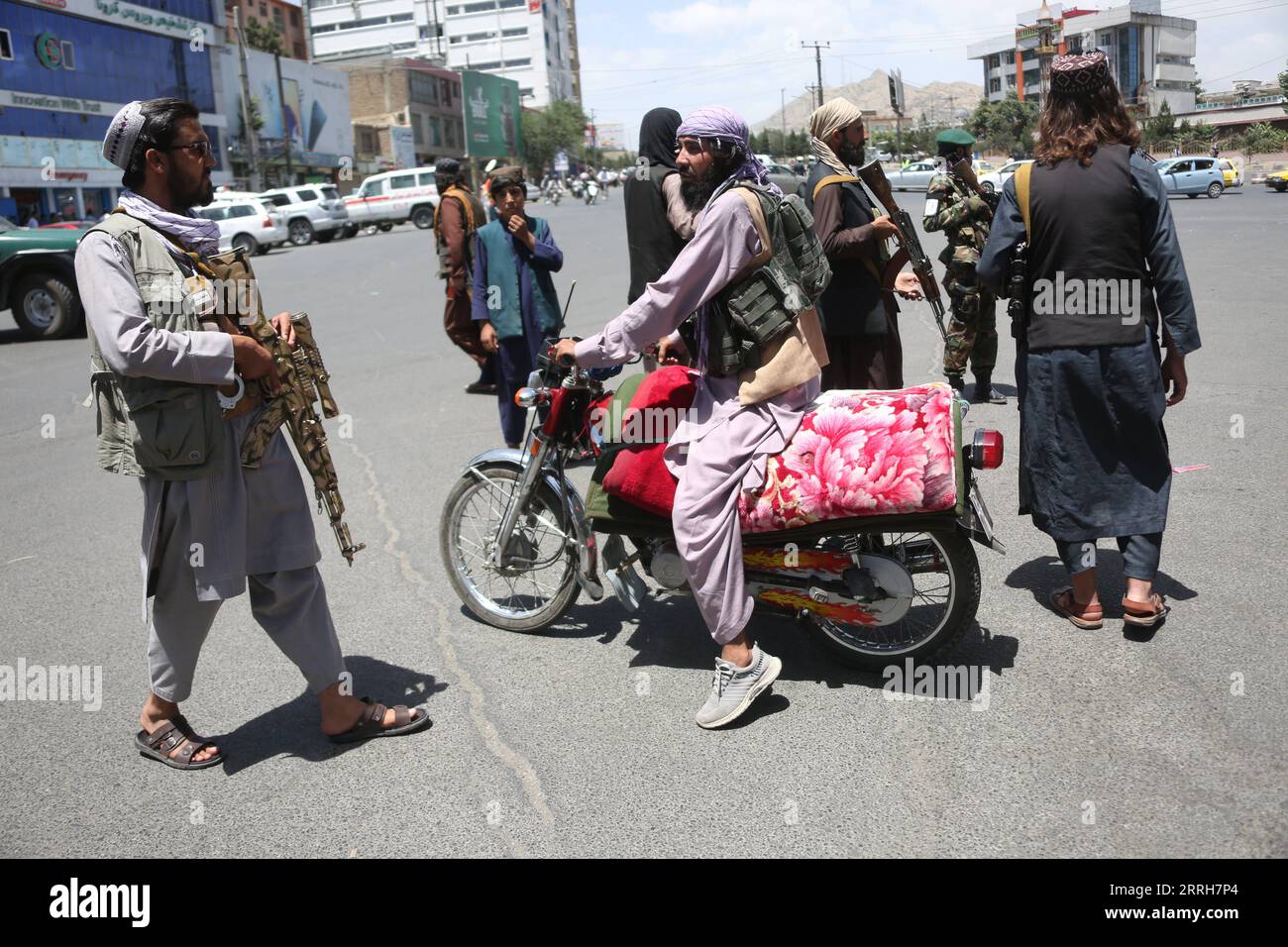 220618 -- KABUL, June 18, 2022 -- Afghan security force members stand guard near the site of three explosions in Kabul, Afghanistan, June 18, 2022. At least two civilians were killed and three security forces wounded on Saturday after three explosions hit a Sikh-Hindu temple in Police District 4 in Kabul, capital of Afghanistan, according to multiple sources. Photo by /Xinhua AFGHANISTAN-KABUL-EXPLOSIONS SaifurahmanxSafi PUBLICATIONxNOTxINxCHN Stock Photo