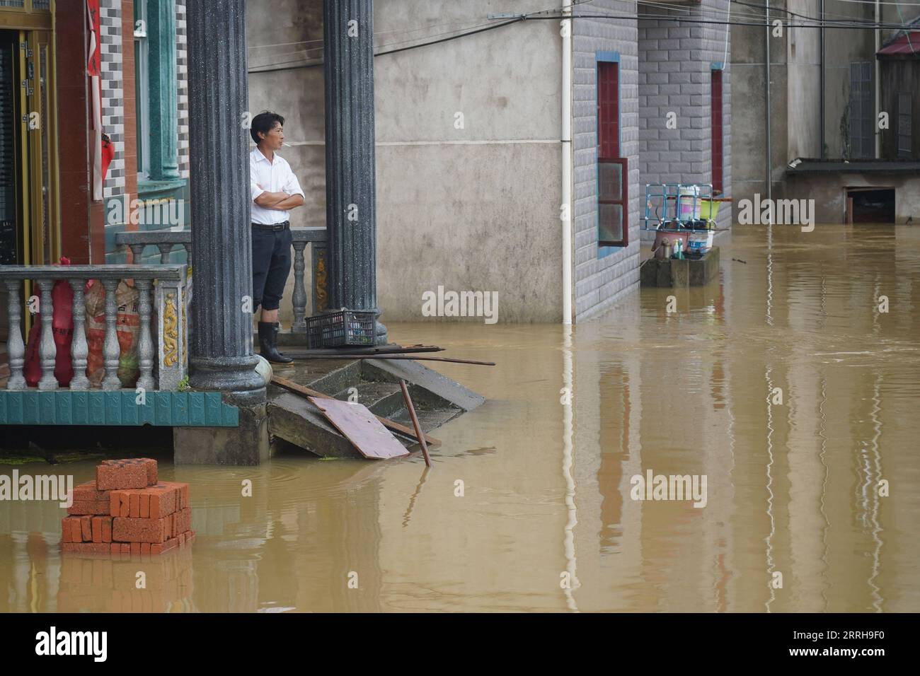 220620 -- NANCHANG, June 20, 2022 -- Photo taken on June 20, 2022 shows a flooded street in Leping, east China s Jiangxi Province. East China s Jiangxi Province on Monday issued a red alert for floods, as local hydrological stations registered water in local rivers at warning levels. The heavy rain that lashed Jiangxi has brought the first floods this year in Changjiang River and Xiuhe River in the province, according to the provincial hydrological monitoring center.  CHINA-JIANGXI-FLOOD CN ZhouxMi PUBLICATIONxNOTxINxCHN Stock Photo