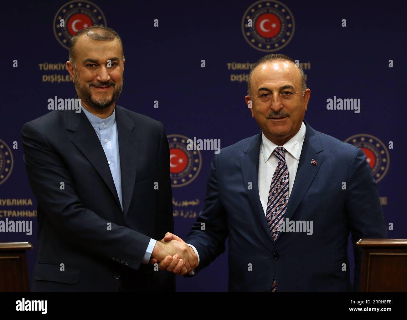 News Bilder des Tages 220627 -- ANKARA, June 27, 2022 -- Turkish Foreign Minister Mevlut Cavusoglu R and Iranian Foreign Minister Hossein Amir-Abdollahian shake hands at a joint press conference in Ankara, Turkey, on June 27, 2022. Turkey is against the unilateral sanctions on Iran, Turkish Foreign Minister Mevlut Cavusoglu said on Monday, voicing hopes for the nuclear deal to be restored. Photo by /Xinhua TURKEY-ANKARA-IRAN-FM-VISIT MustafaxKaya PUBLICATIONxNOTxINxCHN Stock Photo