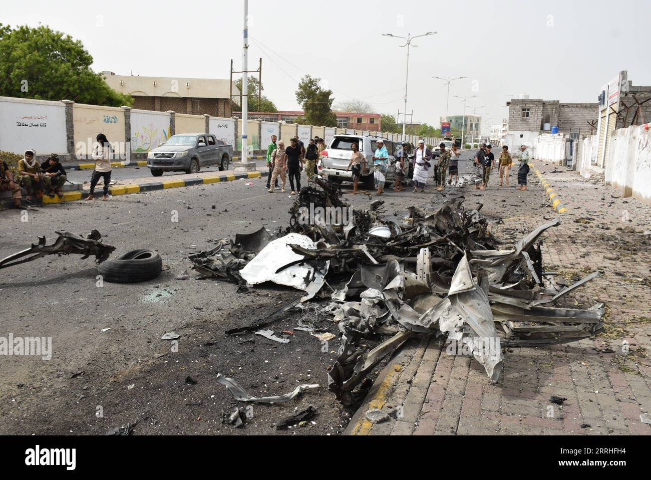 Jemen, Autobombe explodiert in Aden 220629 -- ADEN, June 29, 2022 -- Photo taken on June 29, 2022 shows the car bomb explosion site where a motorcade of a Yemeni high-ranking security official was struck in Yemen s southern port city of Aden. The car bomb blast hit the convoy of General Saleh Al-Sayd, commander of the Security forces in the neighboring southern province of Lahj when his motorcade was passing through a main street near Aden s airport, the local government source said on condition of anonymity. Photo by /Xinhua YEMEN-ADEN-CAR BOMBING MuradxAbdo PUBLICATIONxNOTxINxCHN Stock Photo