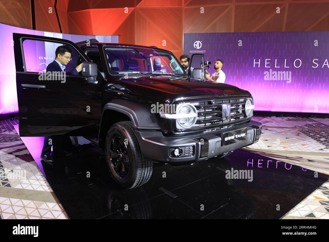 220704 RIYADH, July 4, 2022 People look at a offroad vehicle
