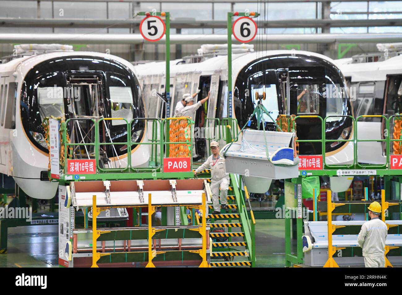 Workers on locomotive assembly line hi-res stock photography and images ...