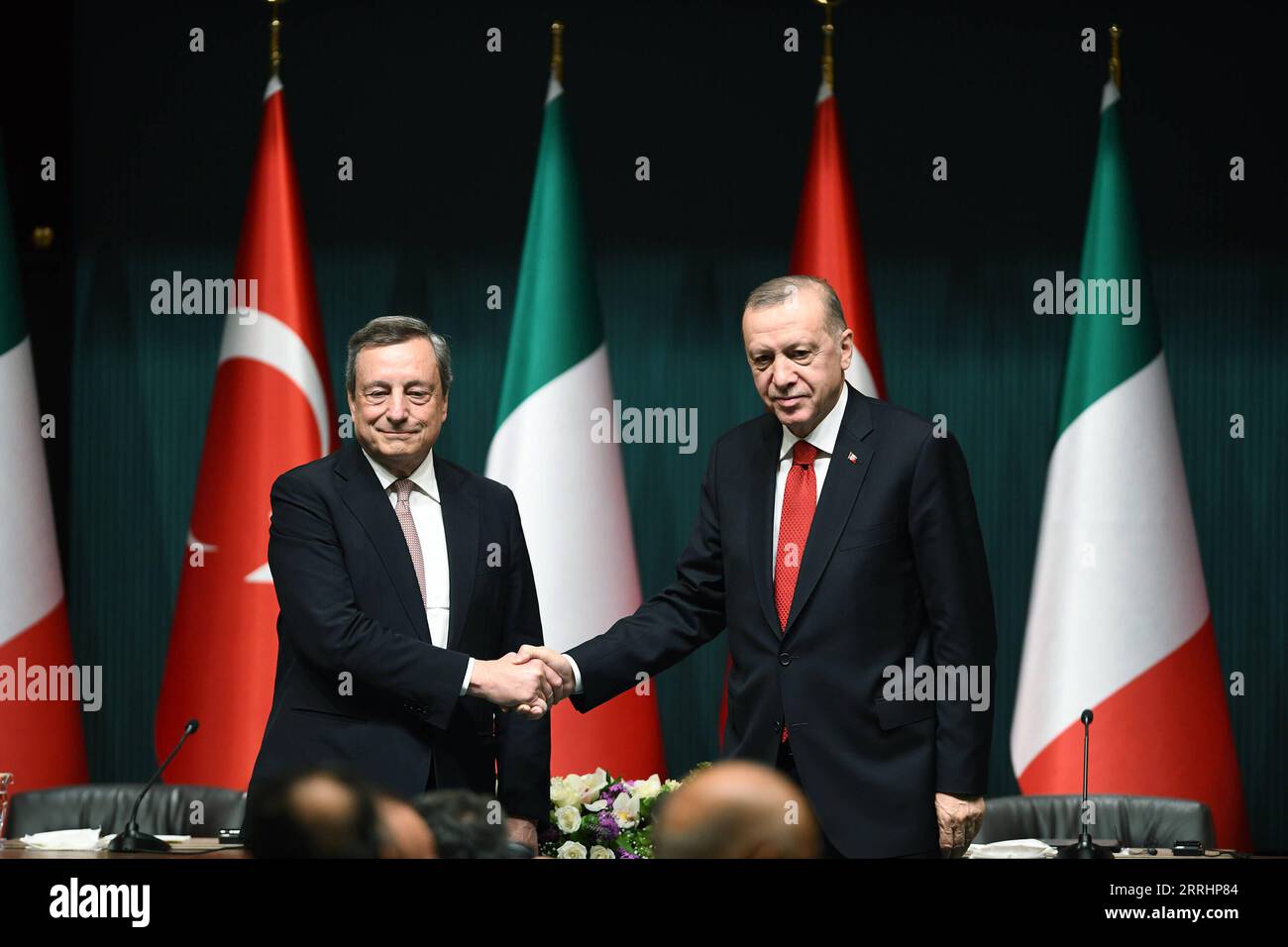 220705 -- ANKARA, July 5, 2022 -- Turkish President Recep Tayyip Erdogan R shakes hands with Italian Prime Minister Mario Draghi at a joint press conference in Ankara, Turkey, on July 5, 2022. Turkish President Recep Tayyip Erdogan vowed to enhance economic cooperation with Italy, particularly in the fields of energy and defense. Erdogan made the remarks after he held the third intergovernmental meeting with Italian Prime Minister Mario Draghi in Ankara, where the two countries signed nine new agreements on bilateral cooperation. Photo by /Xinhua TURKEY-ANKARA-ITALY-PM-VISIT MustafaxKaya PUBLI Stock Photo