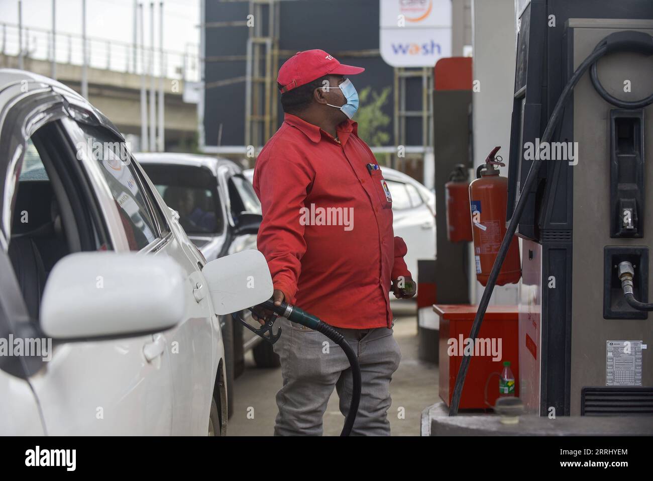 220709 ADDIS ABABA, July 9, 2022 A staff member fuels a vehicle