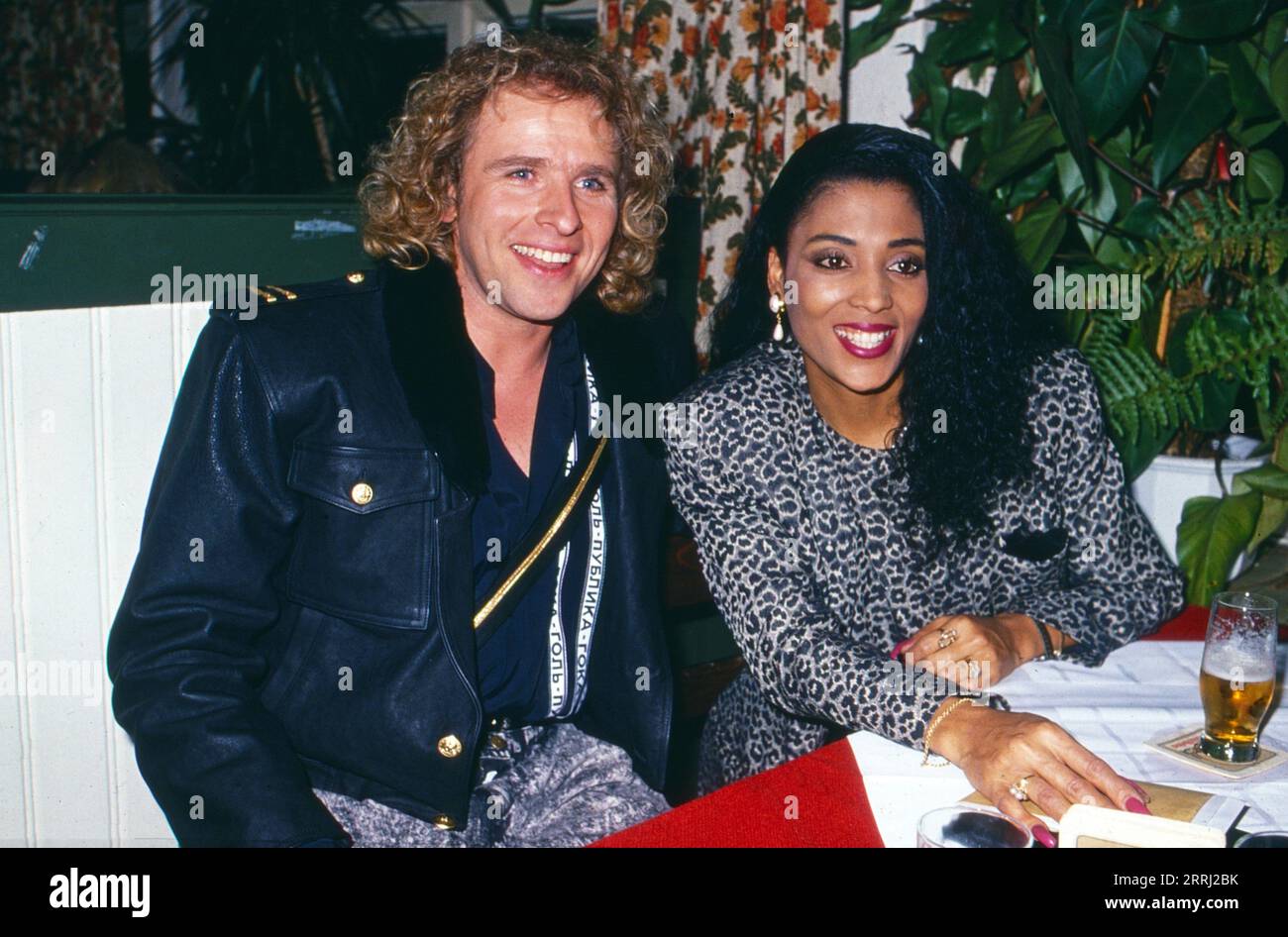 Moderator Thomas Gottschalk mit Sportlerin Florence Griffith Joyner, Deutschland um 1990. Stock Photo