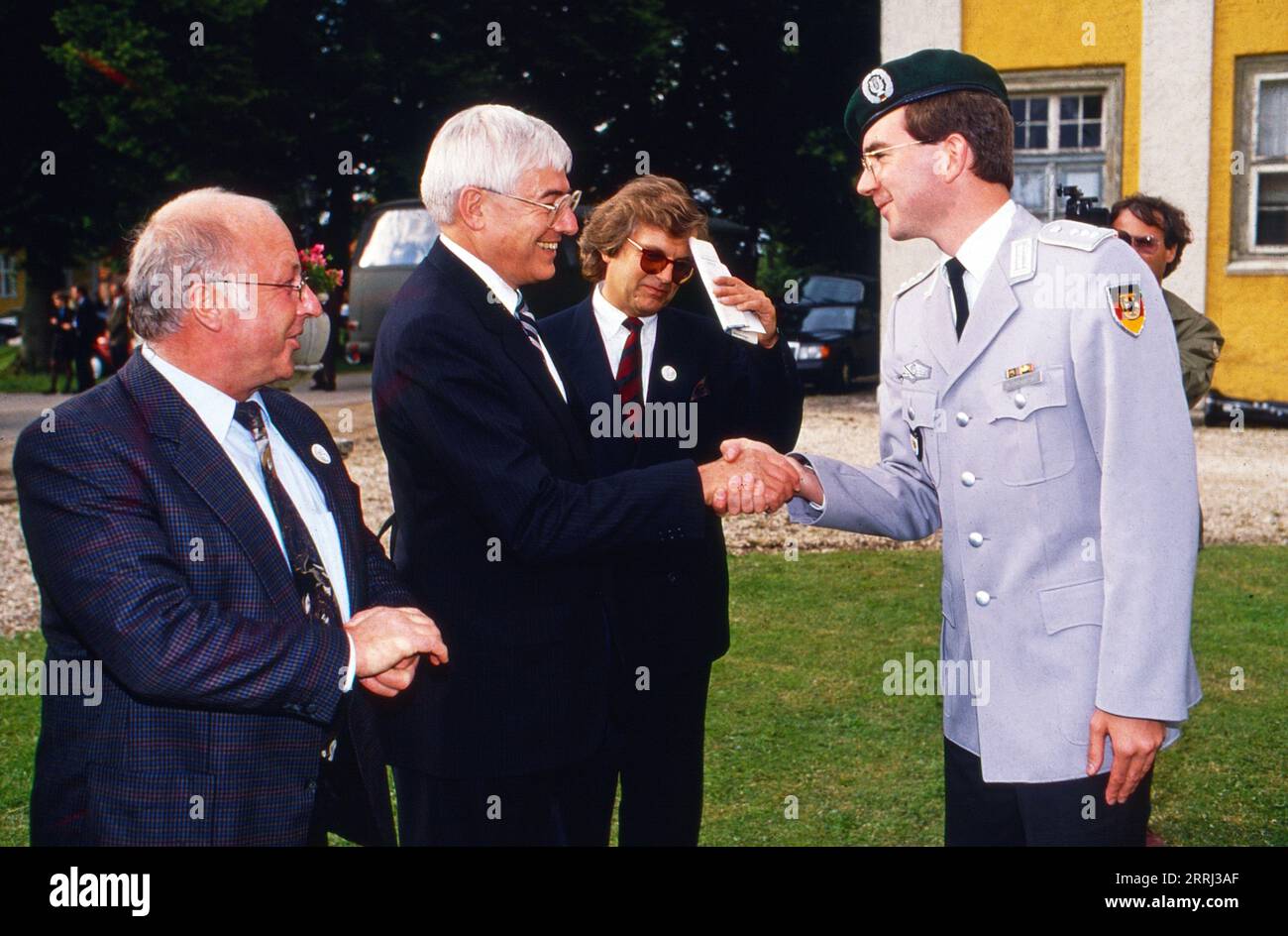 Norbert Blüm und Christian Schwarz Schilling (?) begrüßen einen Hauptmann des Heeresmusikkorps, Deutschland um 1991. Stock Photo