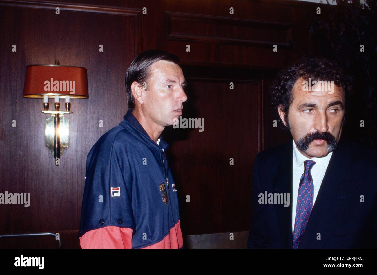 Nikola Niki Pilic, ehemaliger jugoslawischer Tennisspieler und -trainer (links), mit Boris Beckers Trainer Ion Tiriac beim Davis Cup Viertelfinale gegen die USA in München, Deutschland 1985. Stock Photo