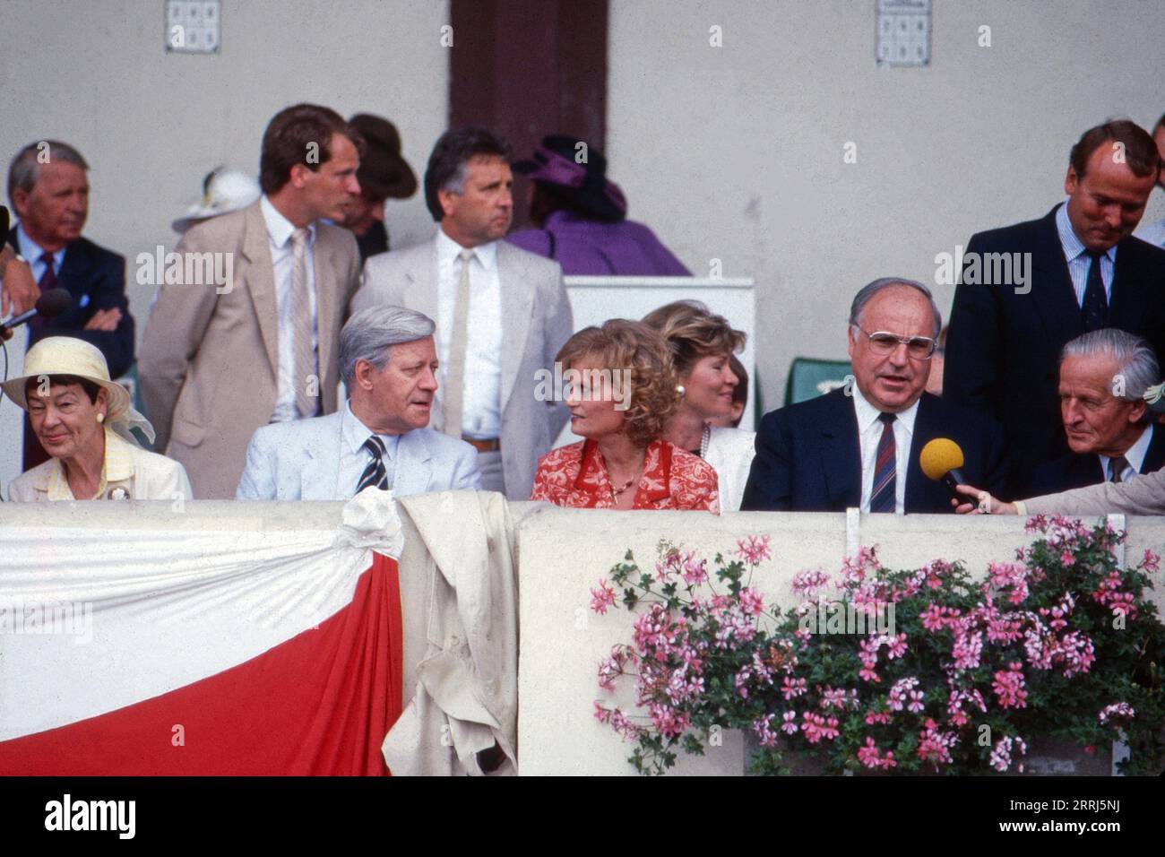 Zuschauer beim Derby, 1986: Loki Schmidt, Helmut Schmidt, Hannelore Kohl und Helmut Kohl. Stock Photo