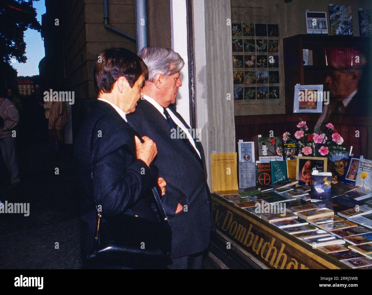 Loki und Helmut Schmidt blicken ins Schaufenster der Hamburger Dombuchhandlung, circa 1985. Stock Photo