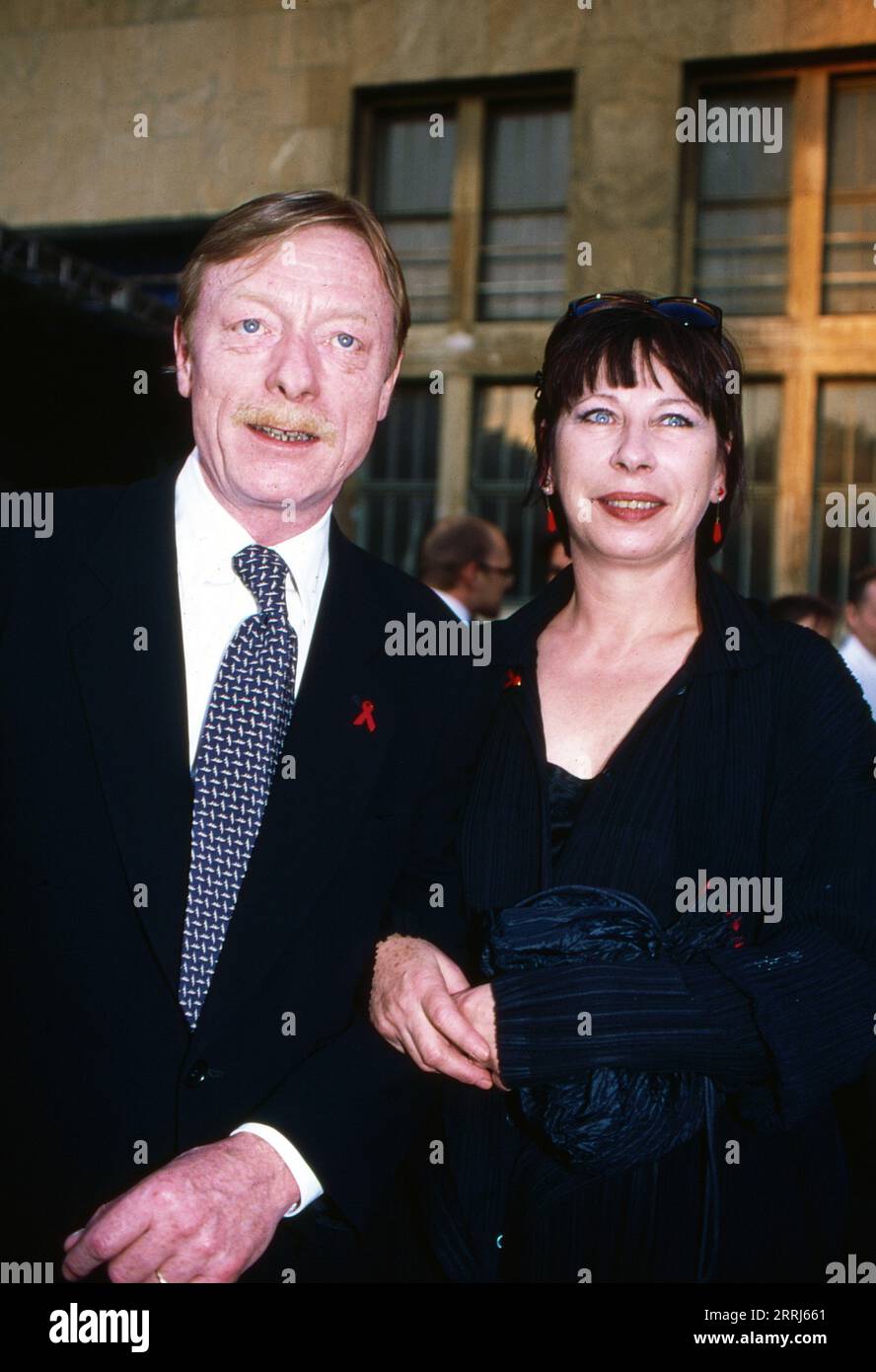 Schauspieler Otto Sander mit Ehefrau, Schauspielerin Monika Hansen, Mutter von Ben und Meret Becker, Bild: circa 1994. Stock Photo