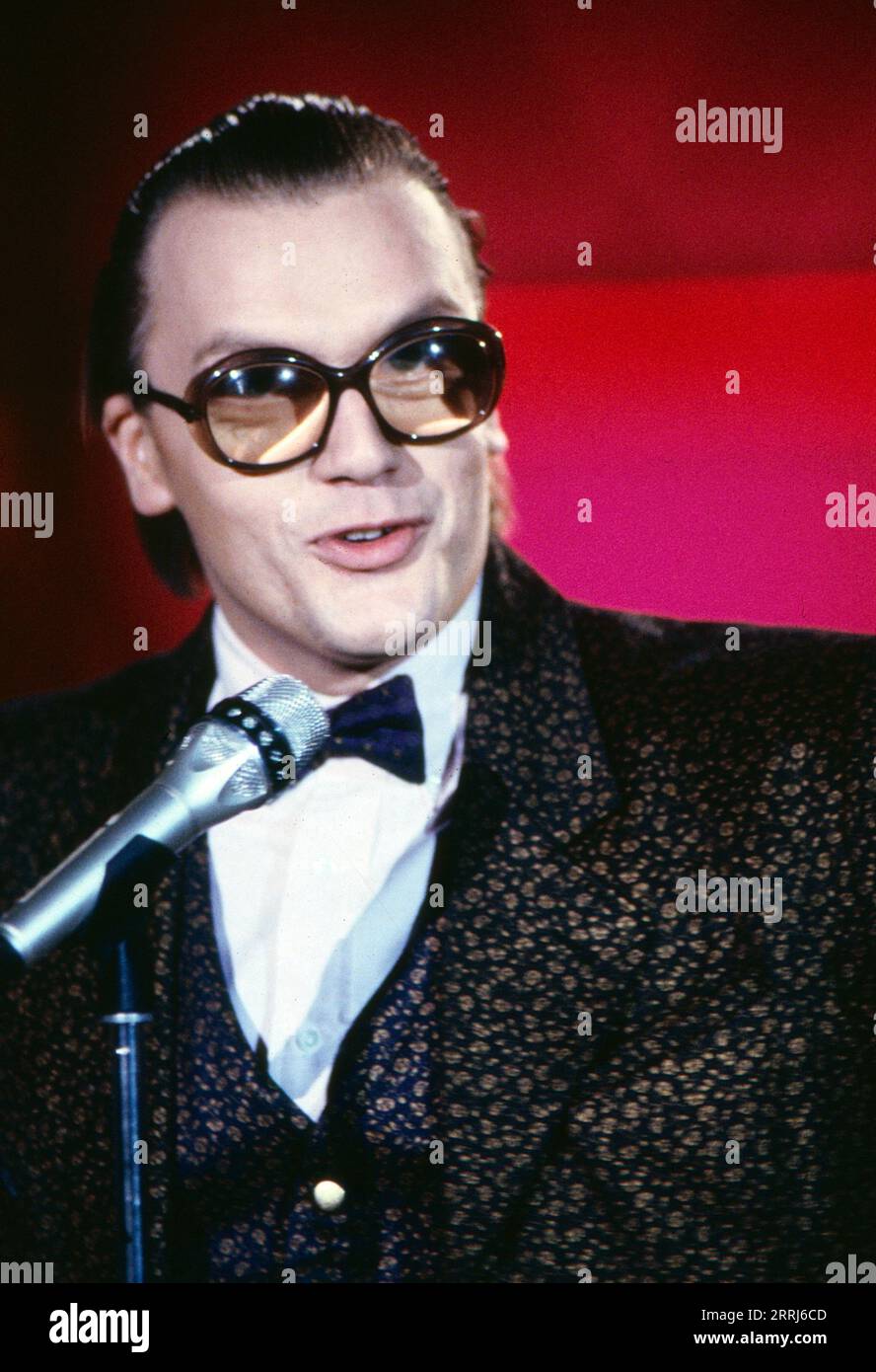 Komiker Hape Kerkeling mit Brille als Siggi Schwäbli, bei einem