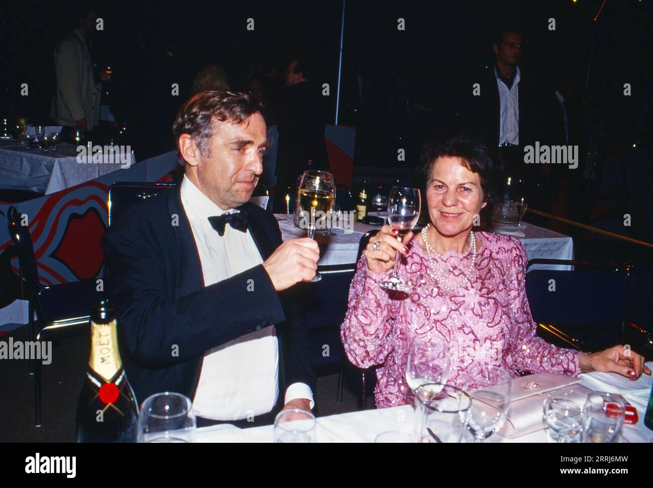 Erich Sixt, deutscher Unternehmer, Aufsichtsratsvorsitzender der Sixt SE, am Tisch mit Angela Waldleitner, Ehefrau des Filmproduzenten Luggi Waldleitner, circa 1990. Stock Photo