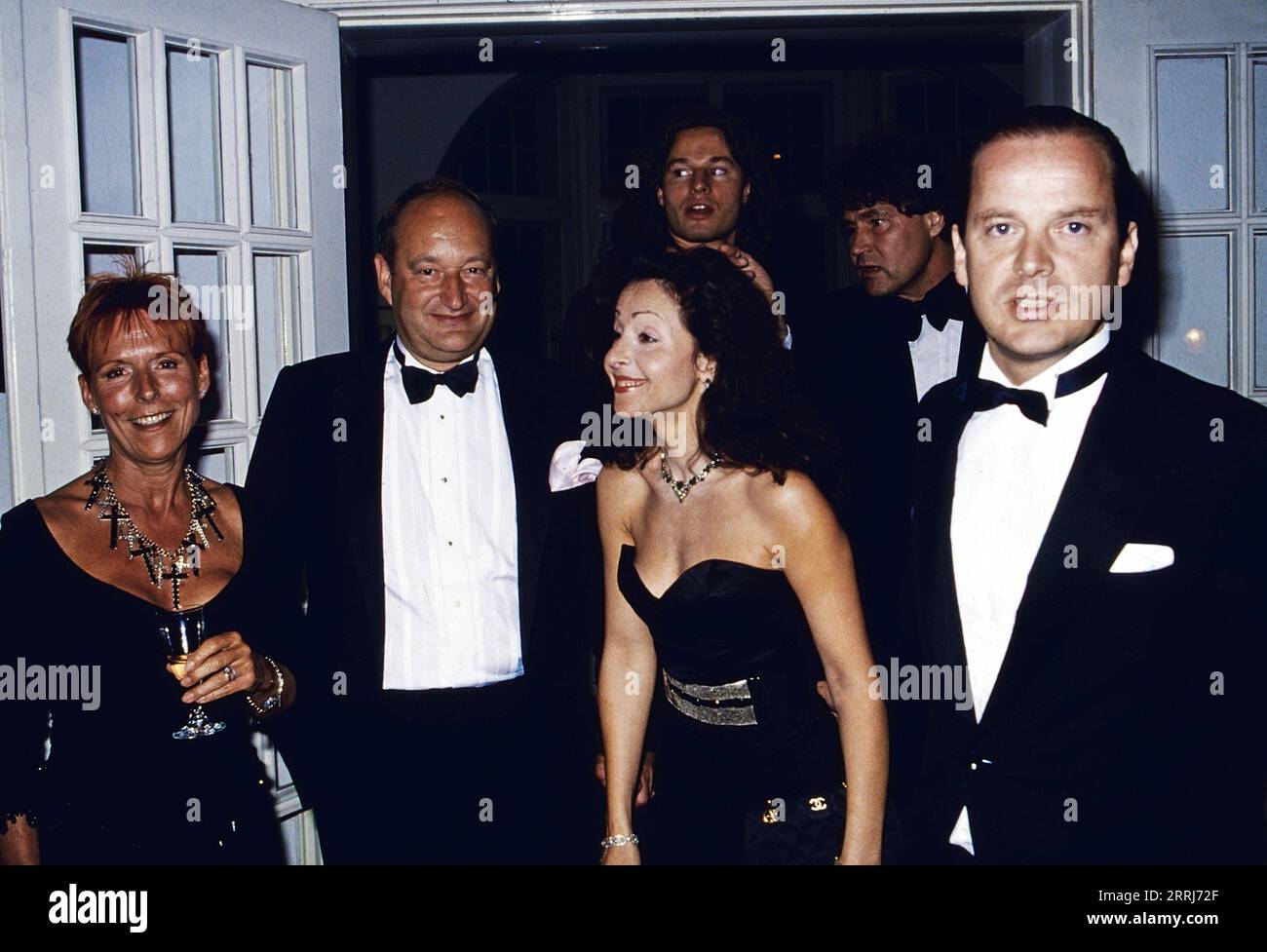 Nikolas Graf von Bernstorff mit Rose-Marie Almer und dem Ehepaar Vicky und Enno von Ruffin, Deutschland um 1994. Stock Photo