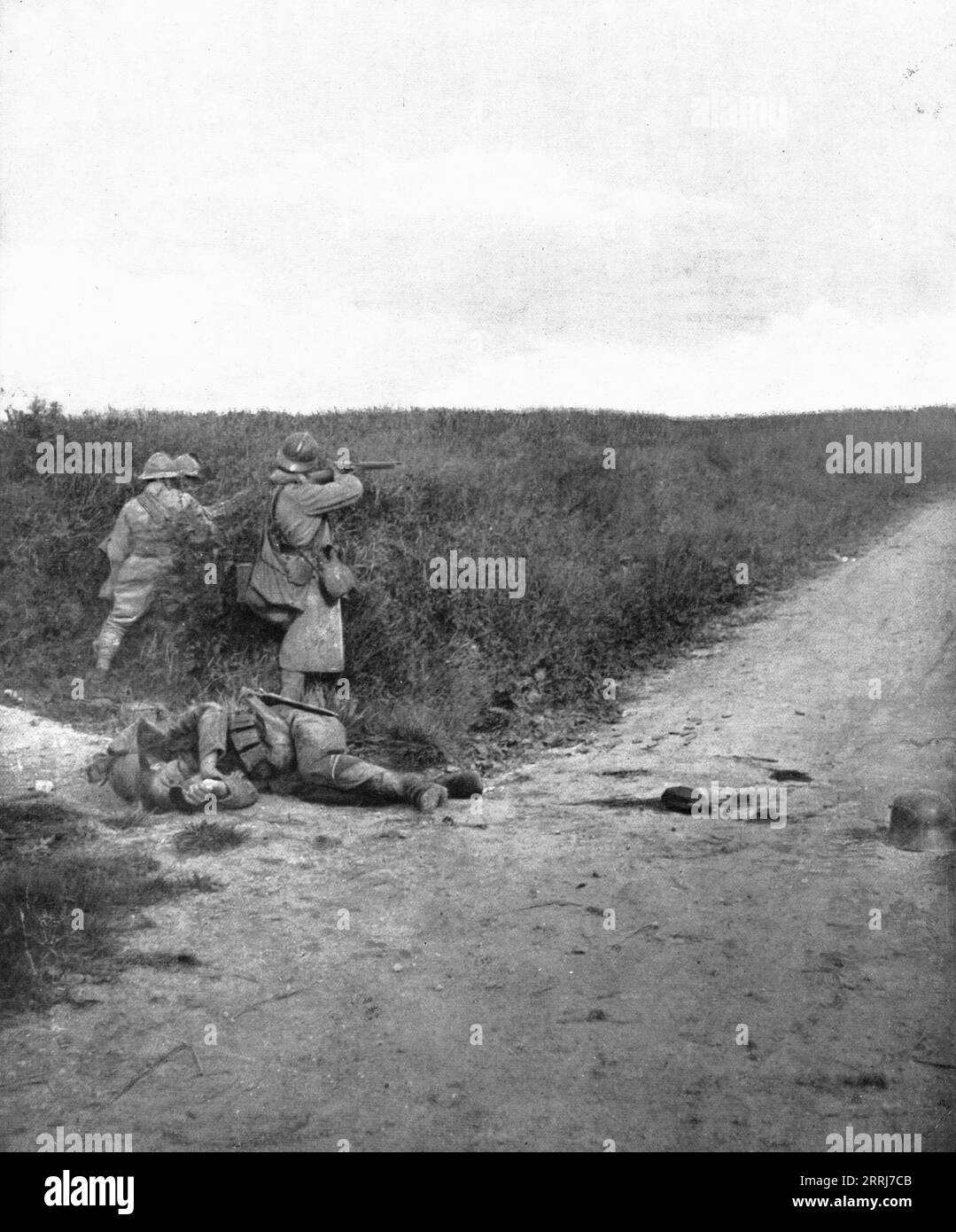 'La Quatrieme Offensive Allemande; Fusiliers mitrailleurs balayant la route de Courcelles au Tronquoy, Sud-Est de Montdidier, le 9 juin 1918', 1918. From &quot;L'Album de la Guerre 1914-1919, Volume 2&quot; [L'Illustration, Paris, 1924]. Stock Photo