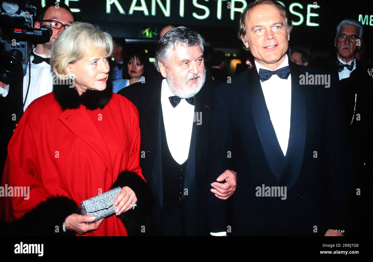 Horst Wendlandt, deutscher Filmproduzent, mit Ehefrau Ilsegard Winter und Schauspieler Terence Hill, Deutschland um 1995. Stock Photo