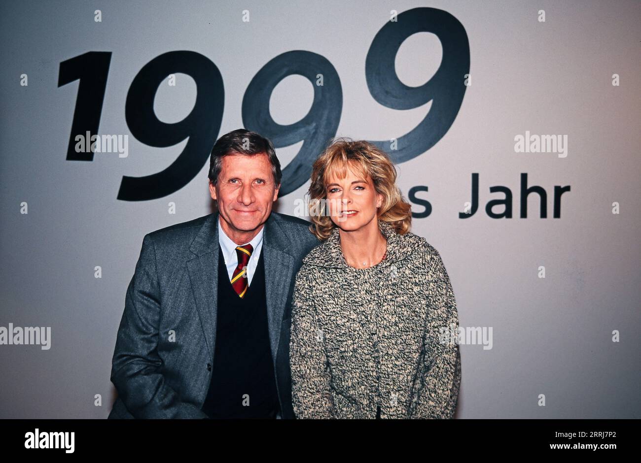 Ulrich Uli Wickert, deutscher Journalist, Autor und Moderator, mit Kollegin Hannelore Hansi Fischer beim ARD Jahresrückblick 1999. Stock Photo
