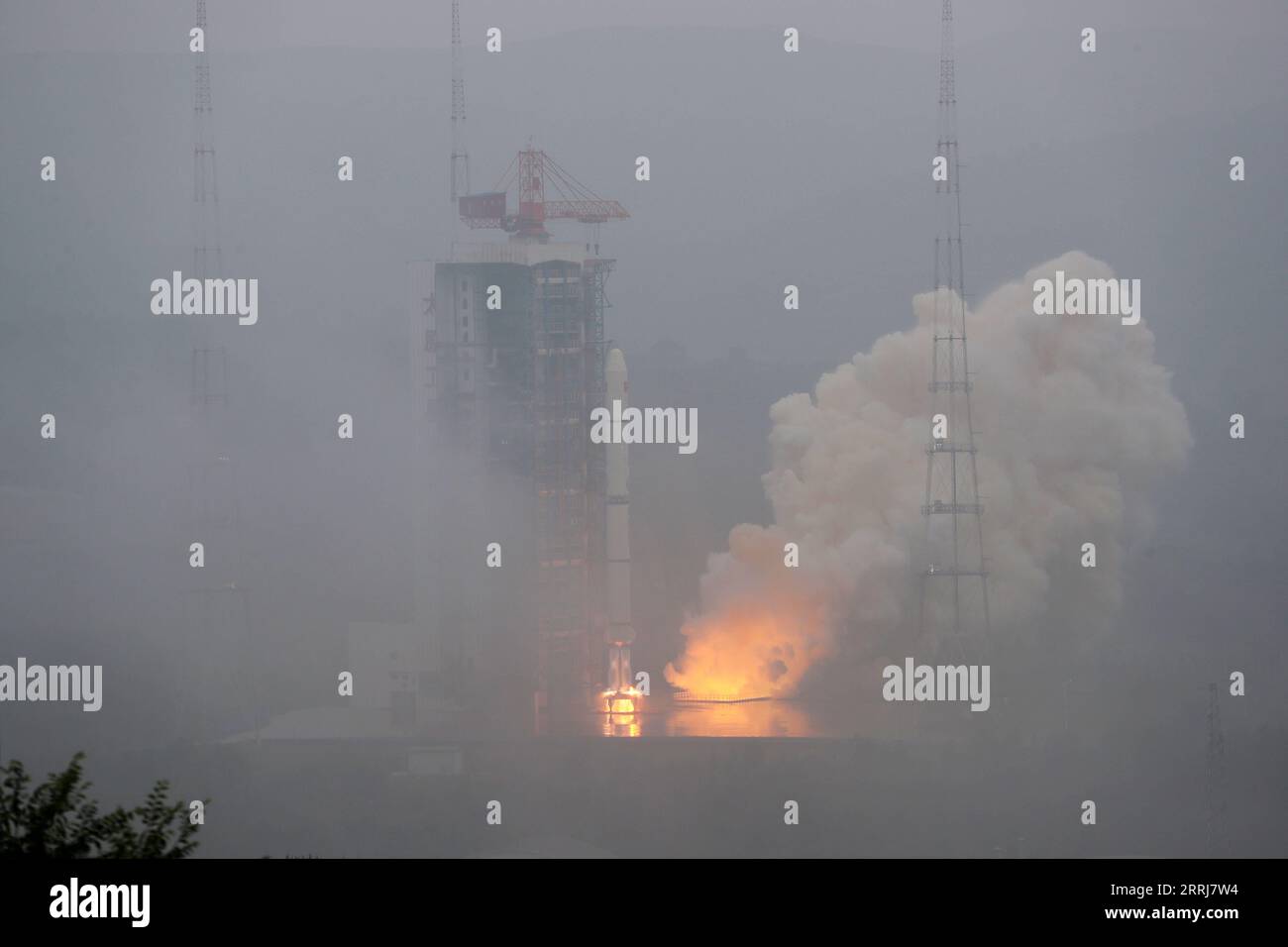 220716 -- TAIYUAN, July 16, 2022 -- A Long March-2C carrier rocket carrying a pair of satellites, Siwei 03 and 04, blasts off from the Taiyuan Satellite Launch Center in north China s Shanxi Province, July 16, 2022. The pair of satellites soon entered the preset orbit and will provide commercial remote sensing services for sectors such as land resources investigation, natural disaster monitoring, urban planning and safety. The mission marked the 427th flight of the Long March carrier rockets. Photo by /Xinhua EyesonSciCHINA-SHANXI-TAIYUAN-SATELLITES-LAUNCH CN ZhengxBin PUBLICATIONxNOTxINxCHN Stock Photo