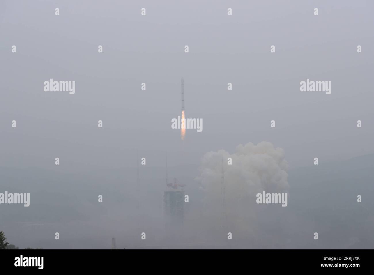 220716 -- TAIYUAN, July 16, 2022 -- A Long March-2C carrier rocket carrying a pair of satellites, Siwei 03 and 04, blasts off from the Taiyuan Satellite Launch Center in north China s Shanxi Province, July 16, 2022. The pair of satellites soon entered the preset orbit and will provide commercial remote sensing services for sectors such as land resources investigation, natural disaster monitoring, urban planning and safety. The mission marked the 427th flight of the Long March carrier rockets. Photo by /Xinhua EyesonSciCHINA-SHANXI-TAIYUAN-SATELLITES-LAUNCH CN ZhengxBin PUBLICATIONxNOTxINxCHN Stock Photo