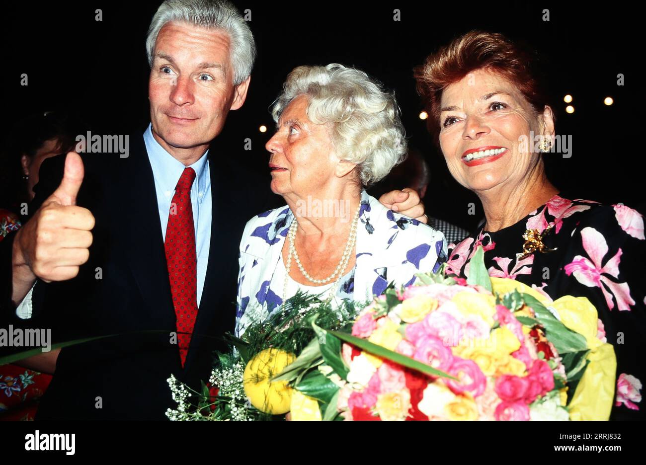 Henning Voscherau, deutscher Politiker, mit Volksschauspielerin und Theaterleiterin Heidi Kabel und Sängerin Lys Assia in Hamburg, Deutschland um 1995. Stock Photo
