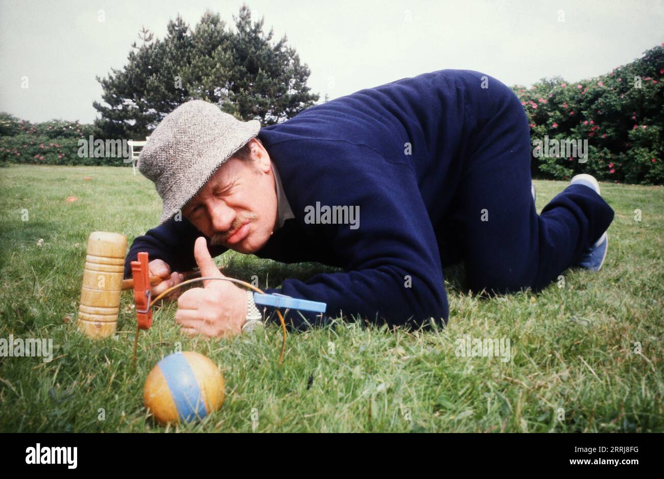 Wolfgang Völz, deutscher Schauspieler und Synchronsprecher, nimt Maß beim Cricketspiel, Deutschland um 1993. Stock Photo