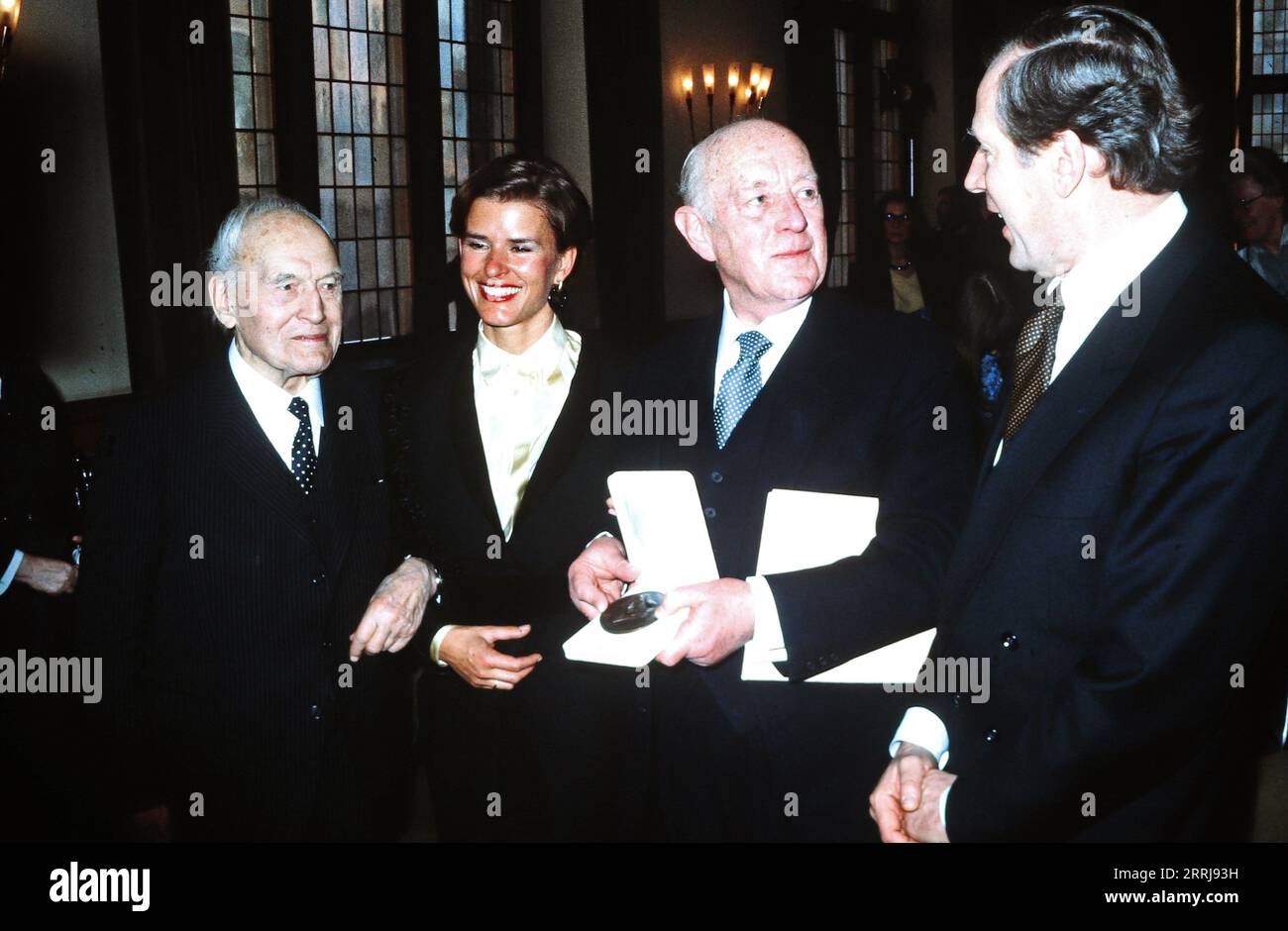 Alfred Carl Toepfer, Birthe Toepfer, Sir Alec Guinness und Klaus von Dohnanyi in Hamburg, Deutschland um 1988. Stock Photo