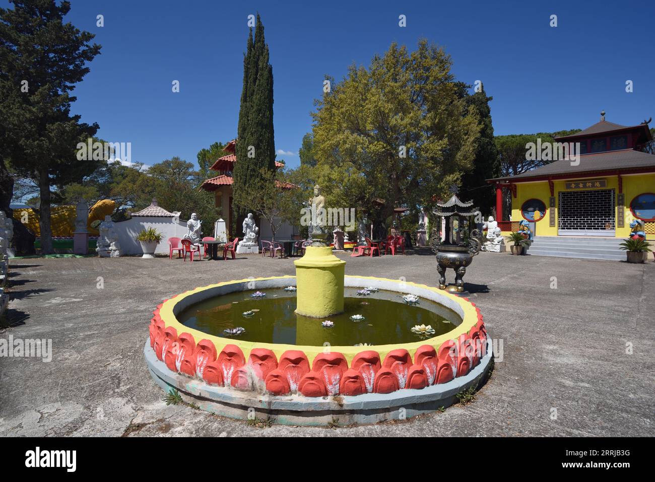 Round Lotus Fountain & Pond in the Courtyard of the Vietnamese style