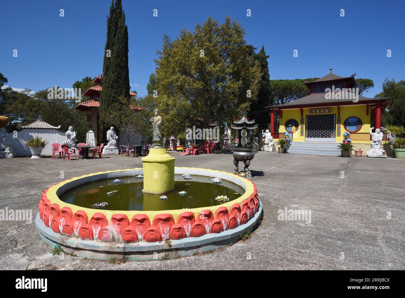 Round Lotus Fountain & Pond in the Courtyard of the Vietnamese style
