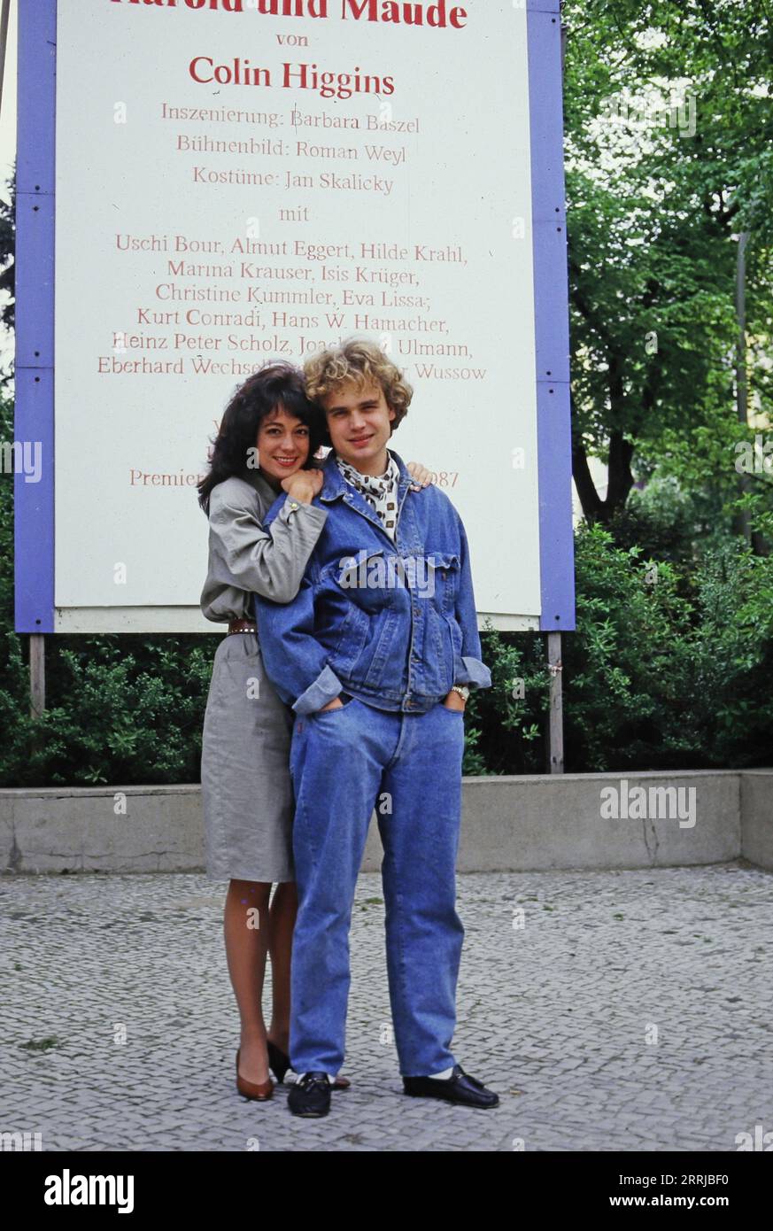 Barbara Wussow mit Bruder Alexander Wussow aka Sascha Wussow, vor dem Plakat des Berliner